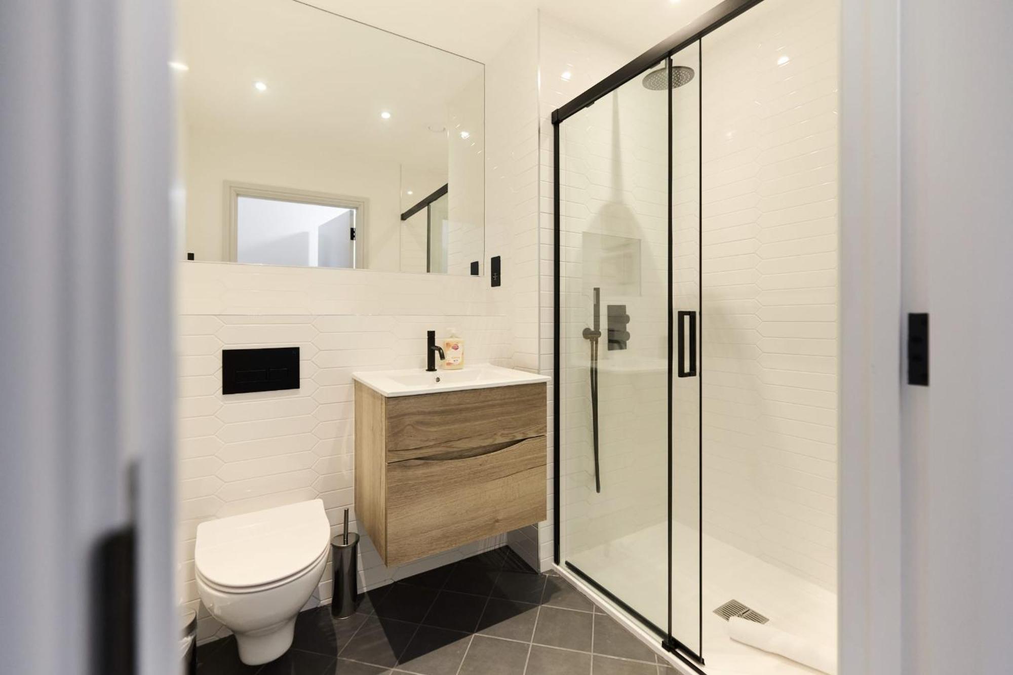 The South Wimbledon Escape - Lovely 3bdr With Balcony Apartment