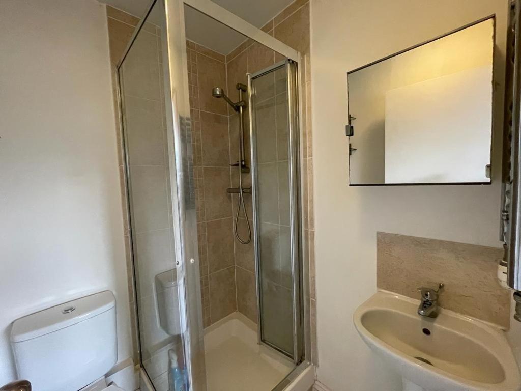 Cosy Bedroom With Private Bathroom Ensuite In Canary Wharf E14 Only 1 Stop To Excel And O2 For Short Or Long Let In Canary Wharf, Less Than An Hour From Heathrow, Stansted And Gatwick Airport Casa de hóspedes
