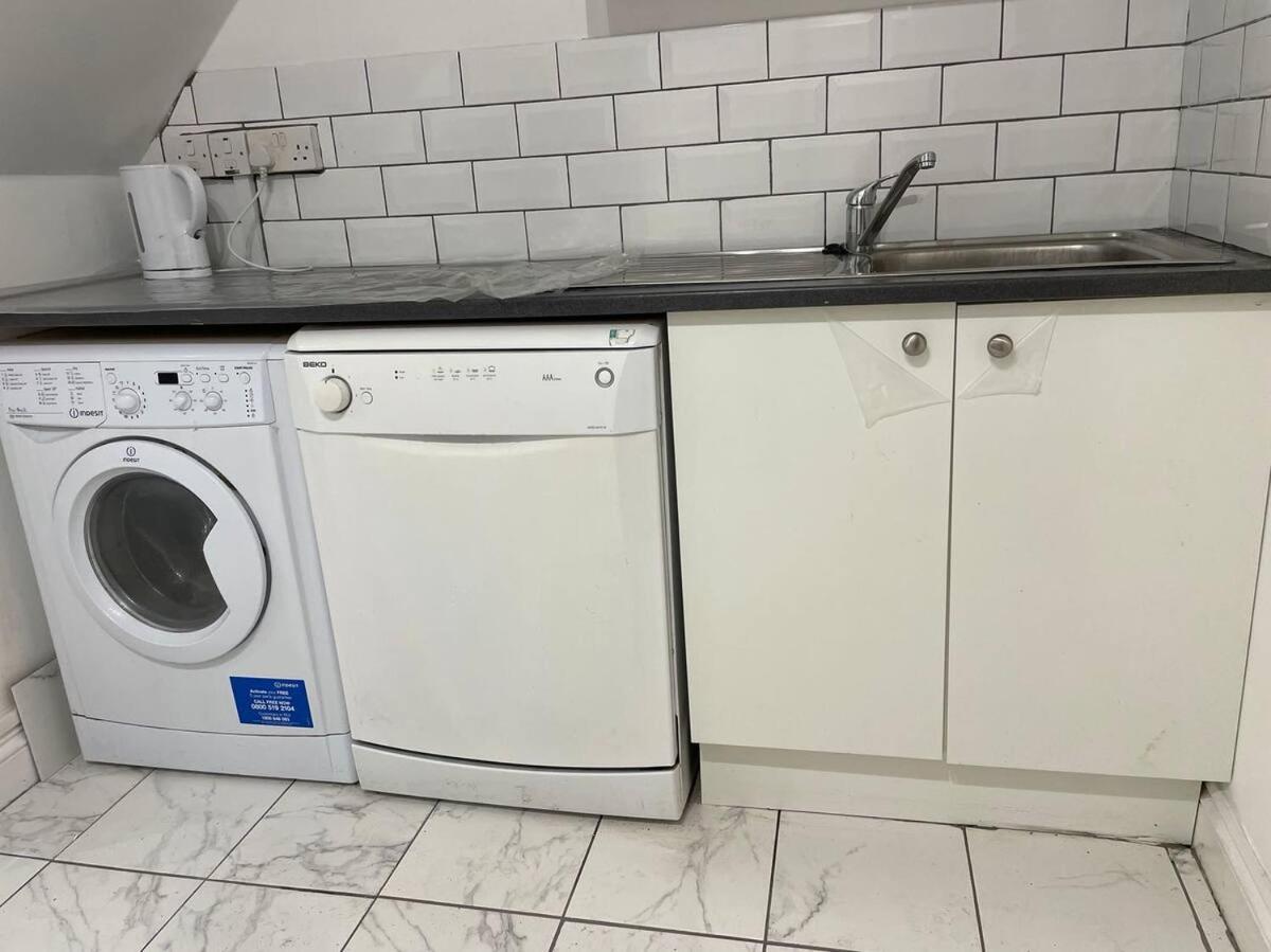 Cosy Bedroom With Private Bathroom Ensuite In Canary Wharf E14 Only 1 Stop To Excel And O2 For Short Or Long Let In Canary Wharf, Less Than An Hour From Heathrow, Stansted And Gatwick Airport * Londres