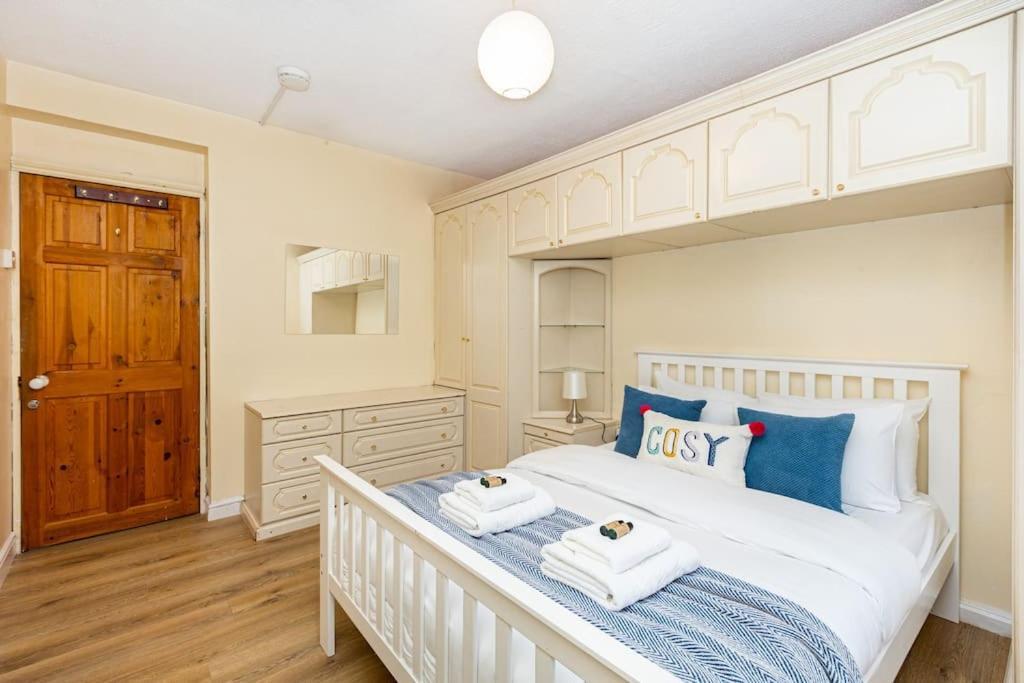 Ground Charming 3 Bedroom Flat With Private Garden Apartment *