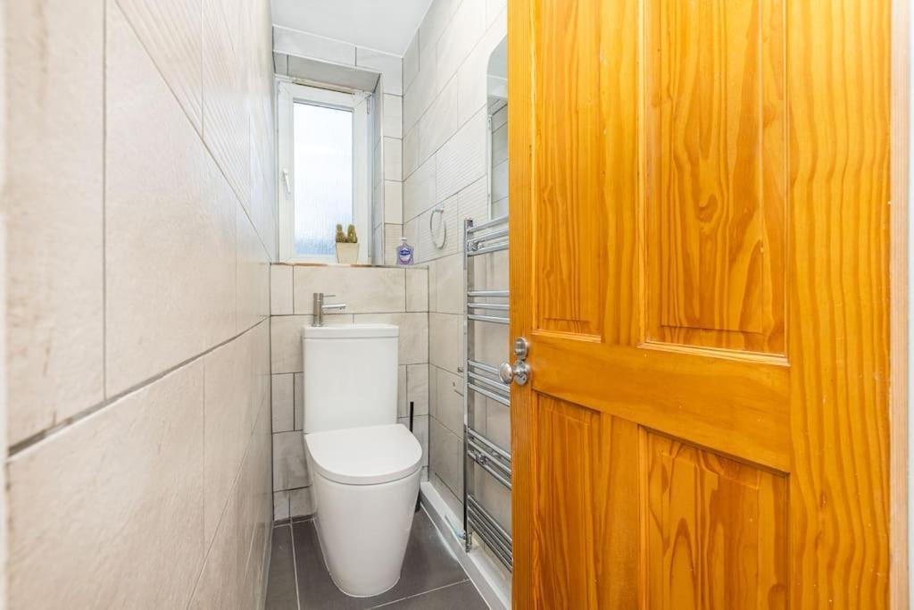 Ground Charming 3 Bedroom Flat With Private Garden * London