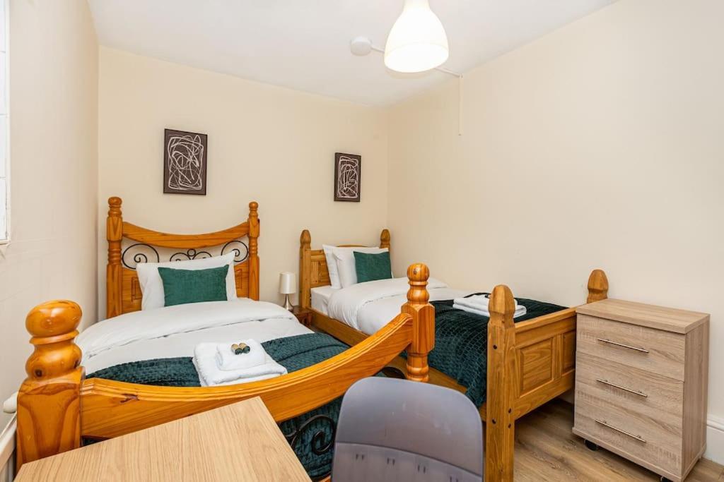 Ground Charming 3 Bedroom Flat With Private Garden London