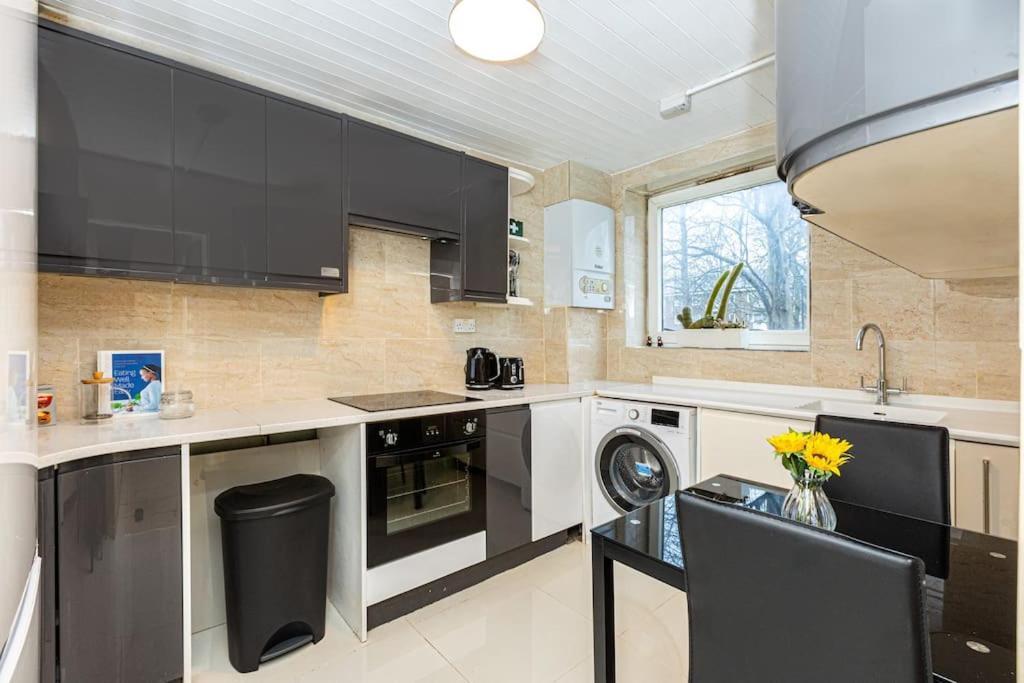 Ground Charming 3 Bedroom Flat With Private Garden Apartment *
