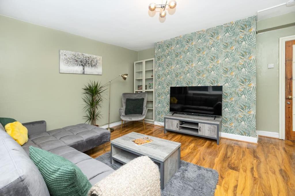 Apartment Ground Charming 3 Bedroom Flat With Private Garden *