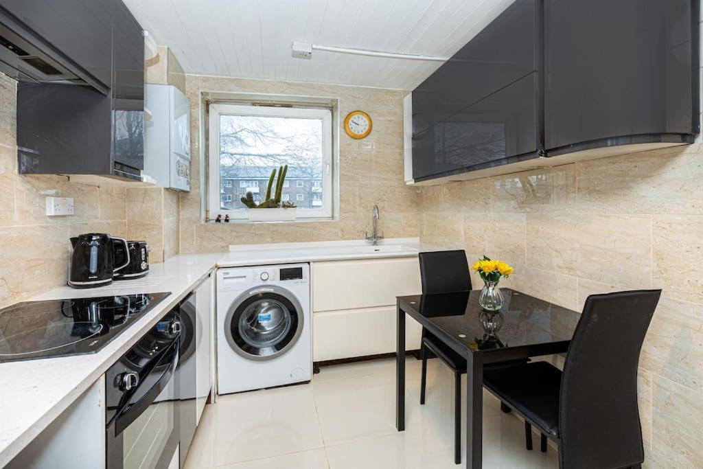 Ground Charming 3 Bedroom Flat With Private Garden London