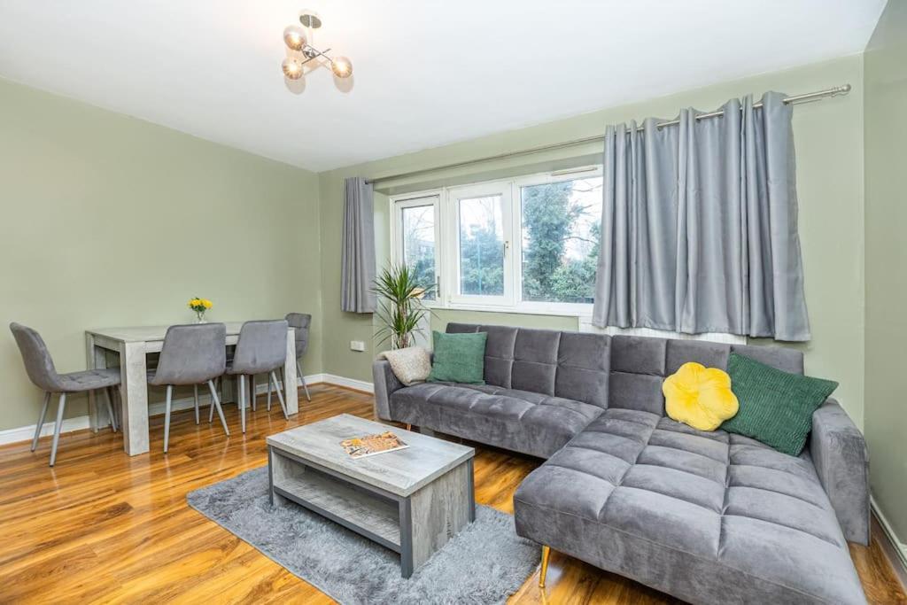 Apartment Ground Charming 3 Bedroom Flat With Private Garden *