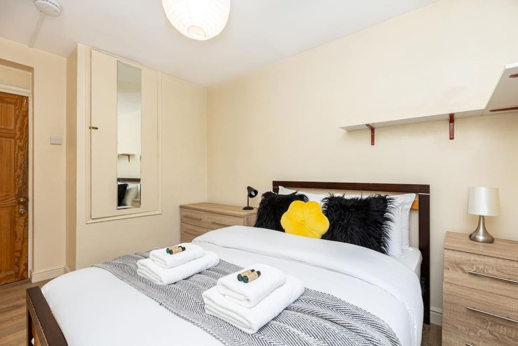 Ground Charming 3 Bedroom Flat With Private Garden London
