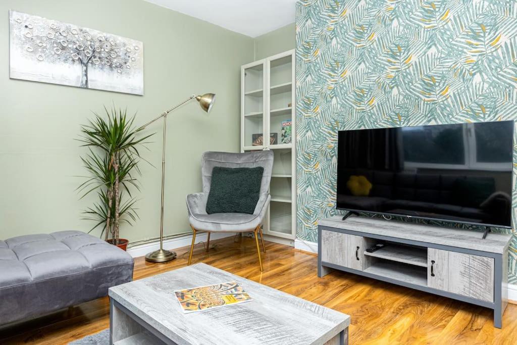 Ground Charming 3 Bedroom Flat With Private Garden