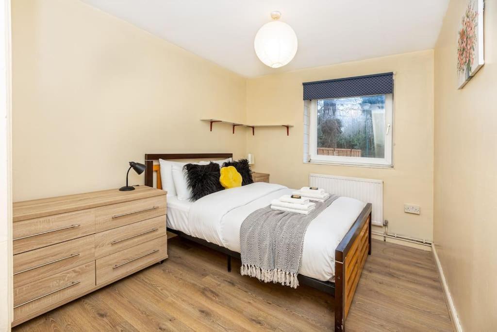 Apartment Ground Charming 3 Bedroom Flat With Private Garden *