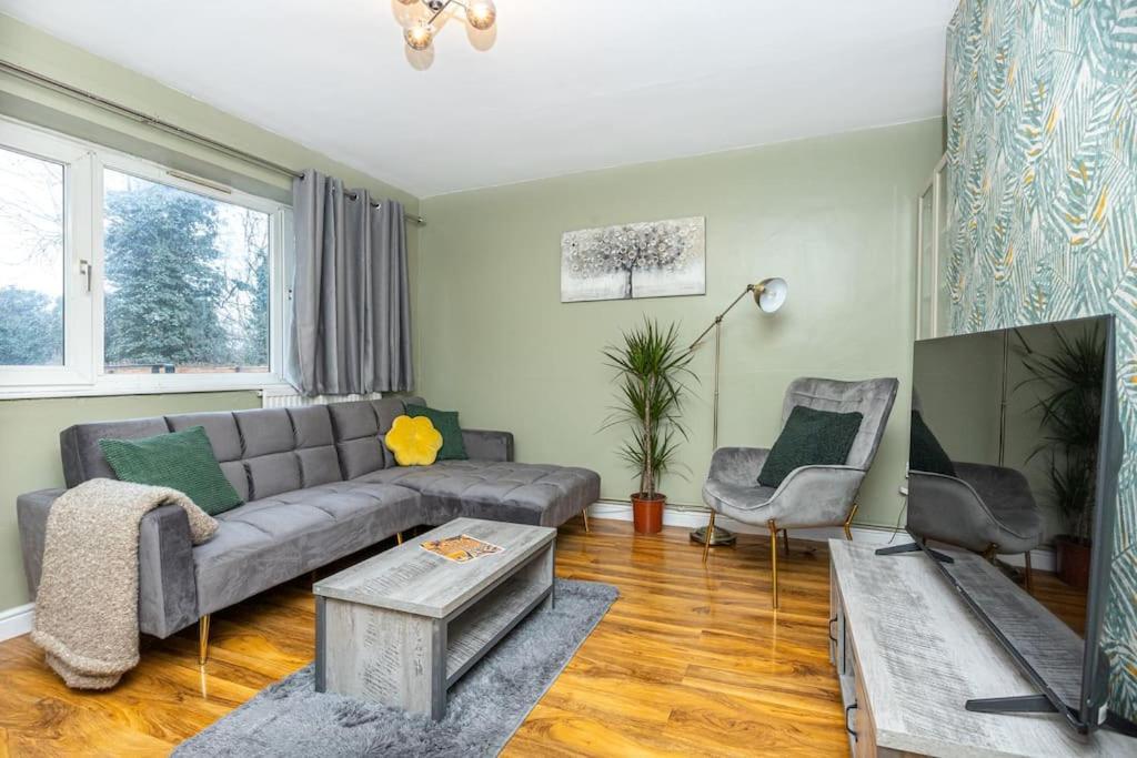 Ground Charming 3 Bedroom Flat With Private Garden Apartment