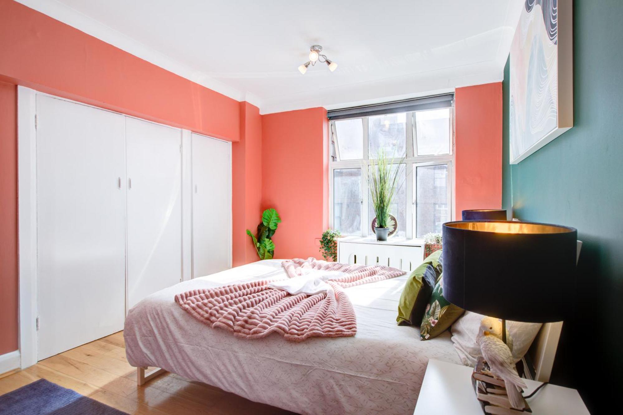 2 Bedroom And Living Flat In Central