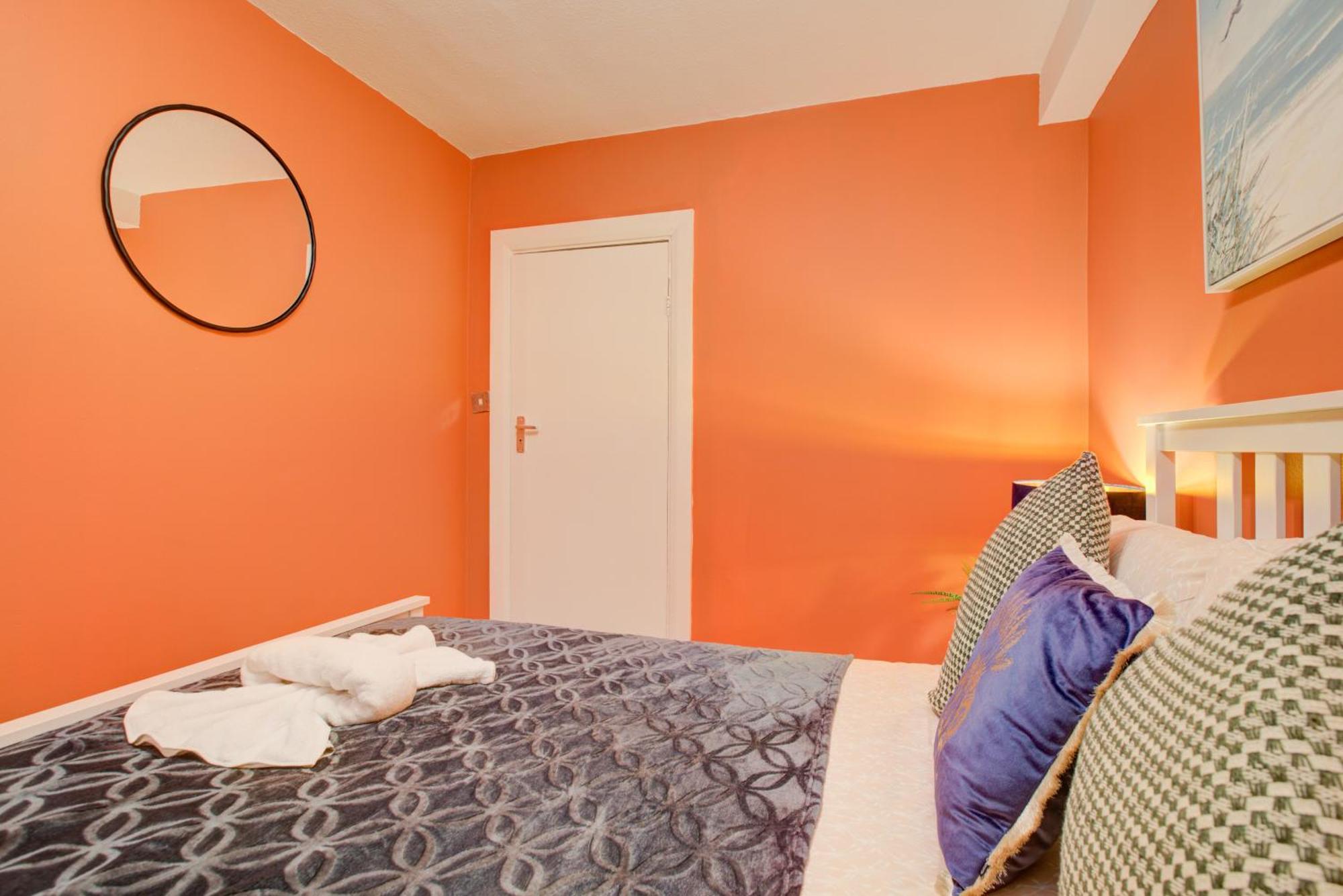 2 Bedroom And Living Flat In Central