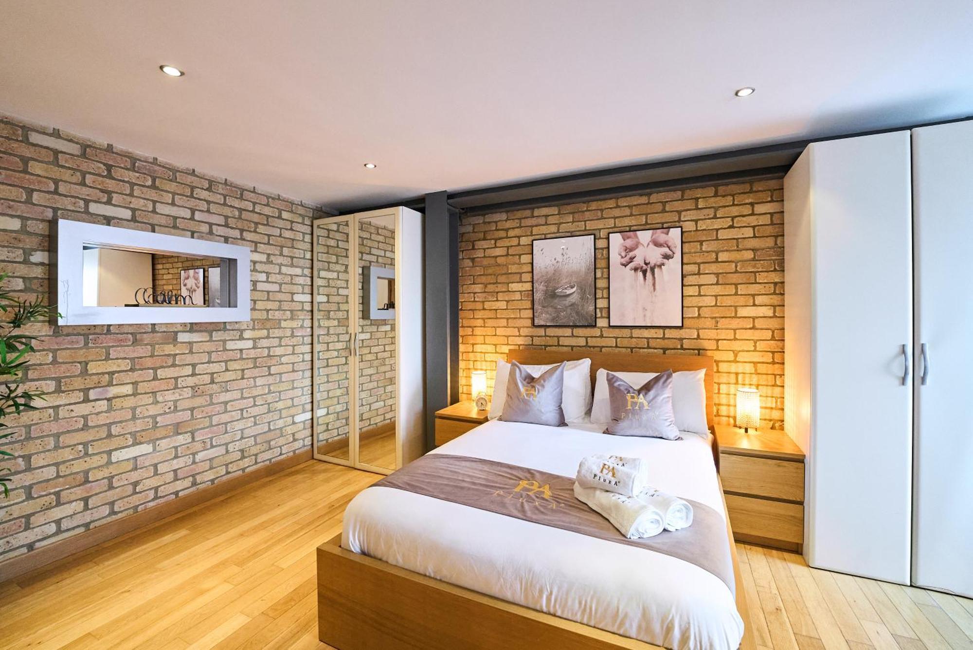 Burgundy Bliss Elegant Retreat - Pluxa Mocha * Londres