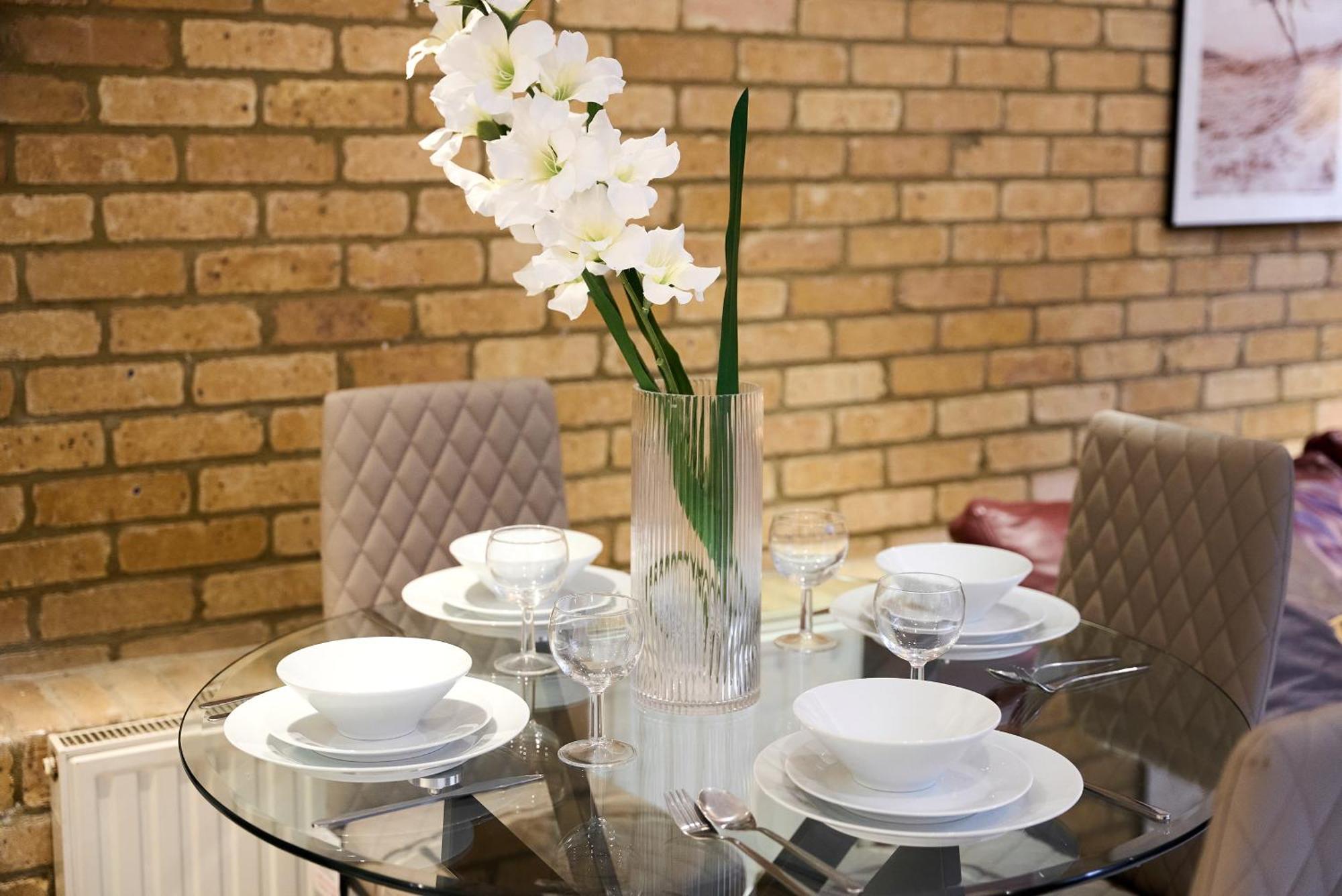 Burgundy Bliss Elegant Retreat - Pluxa Mocha Apartamento