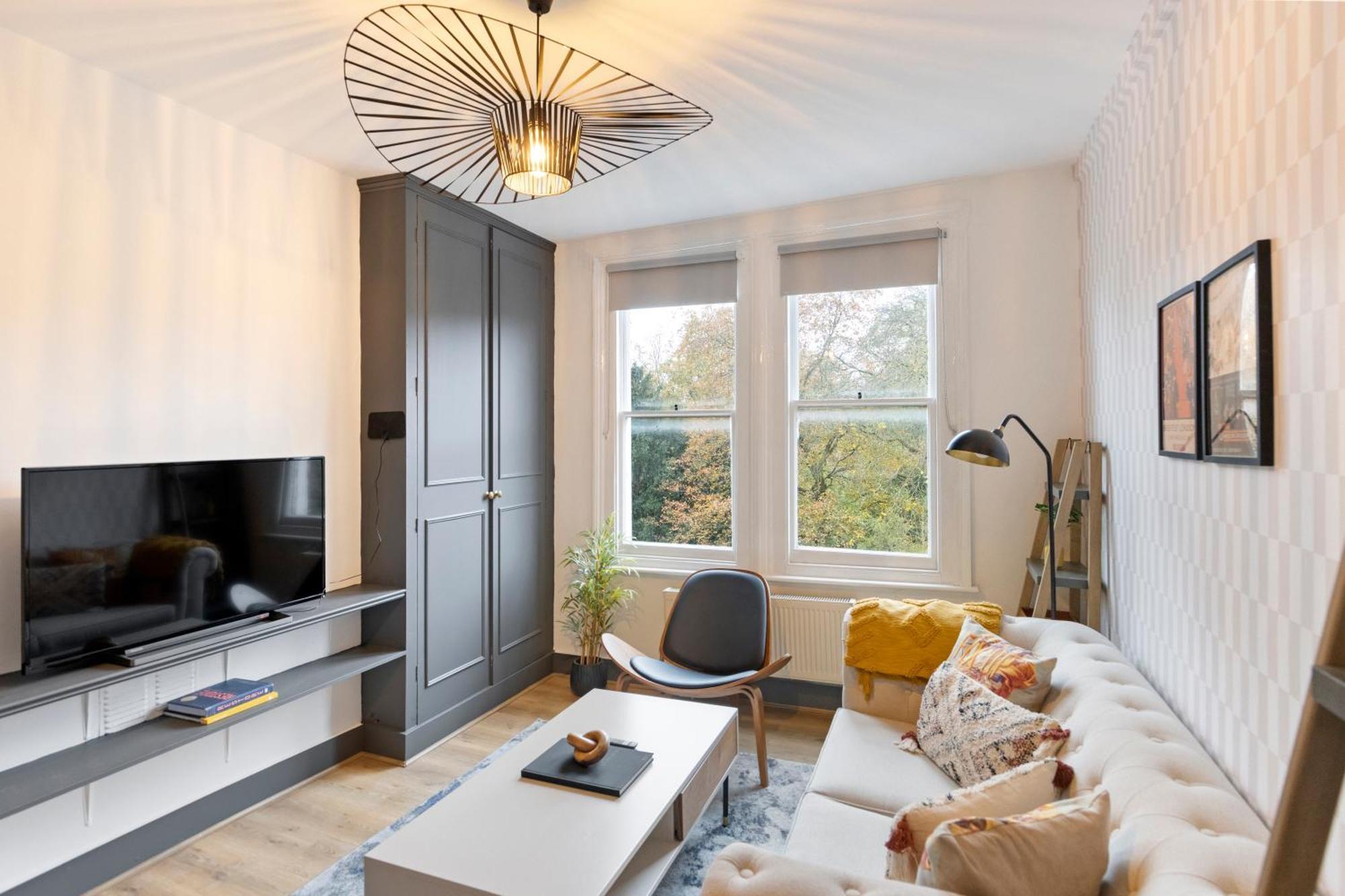 Bright & Airy Rooftop In Apartment London