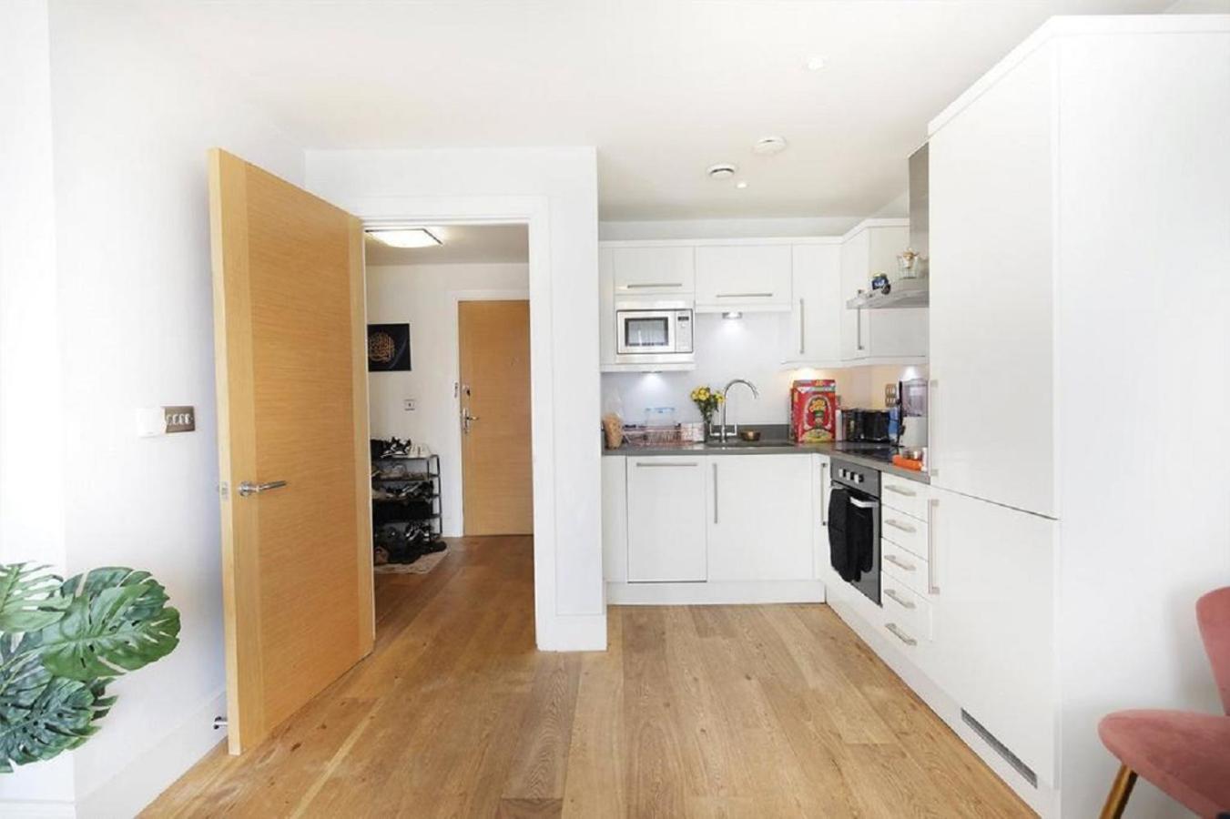 Exquisite One Bed With View And Near Tube Appartement
