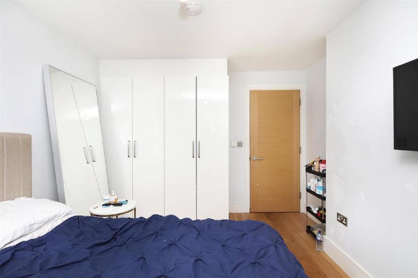 Exquisite One Bed With View And Near Tube Apartamento