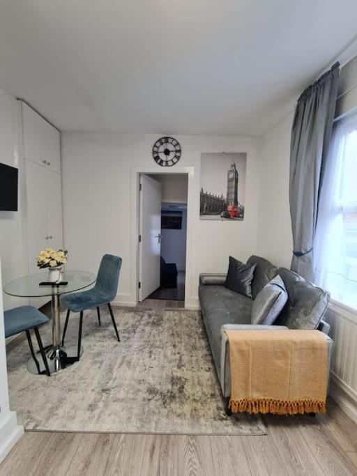 Stylish And Spacious 1 Bedroom Kensal Tube 1a * Londres