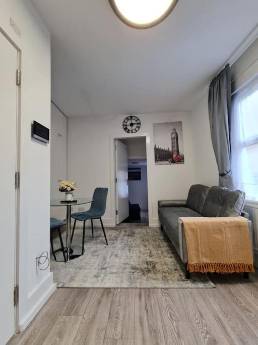 Stylish And Spacious 1 Bedroom Kensal Tube 1a * Londres
