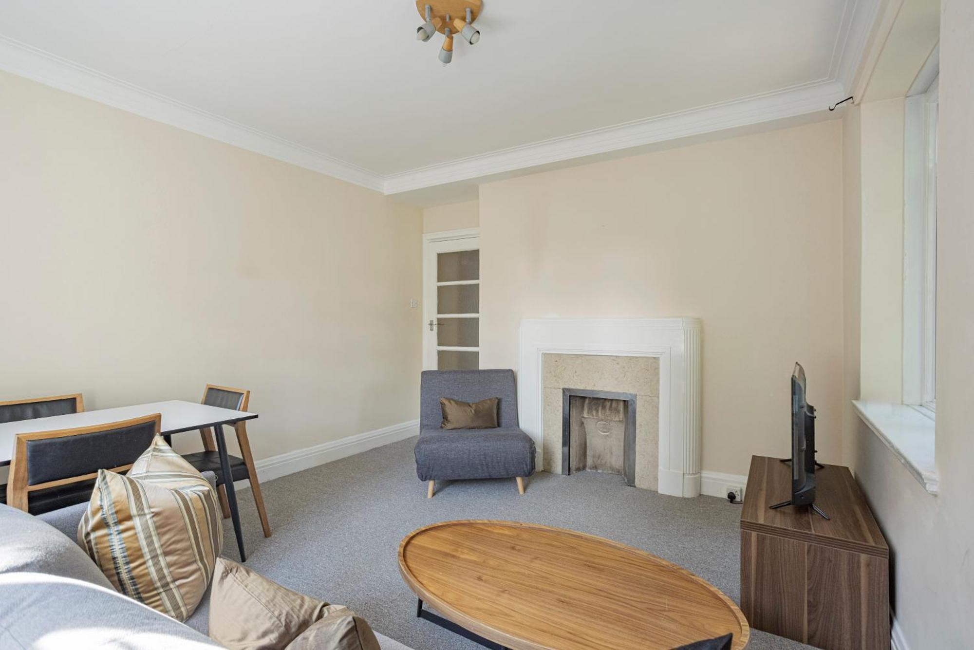 Three Bed Flat Near Earls Court Tube * Londres