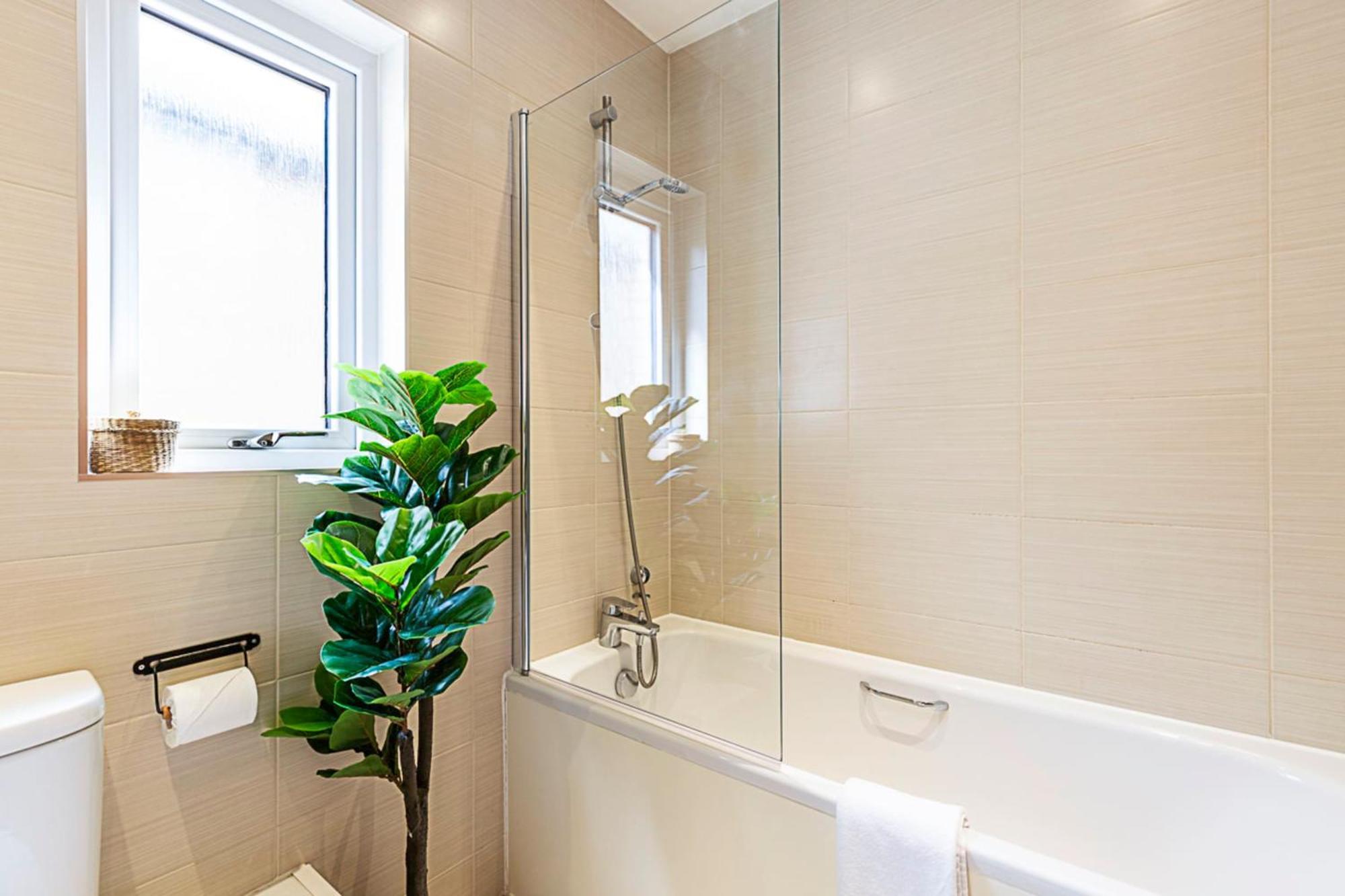 Semi-detached House With Modern Bespoke Interior * Londres