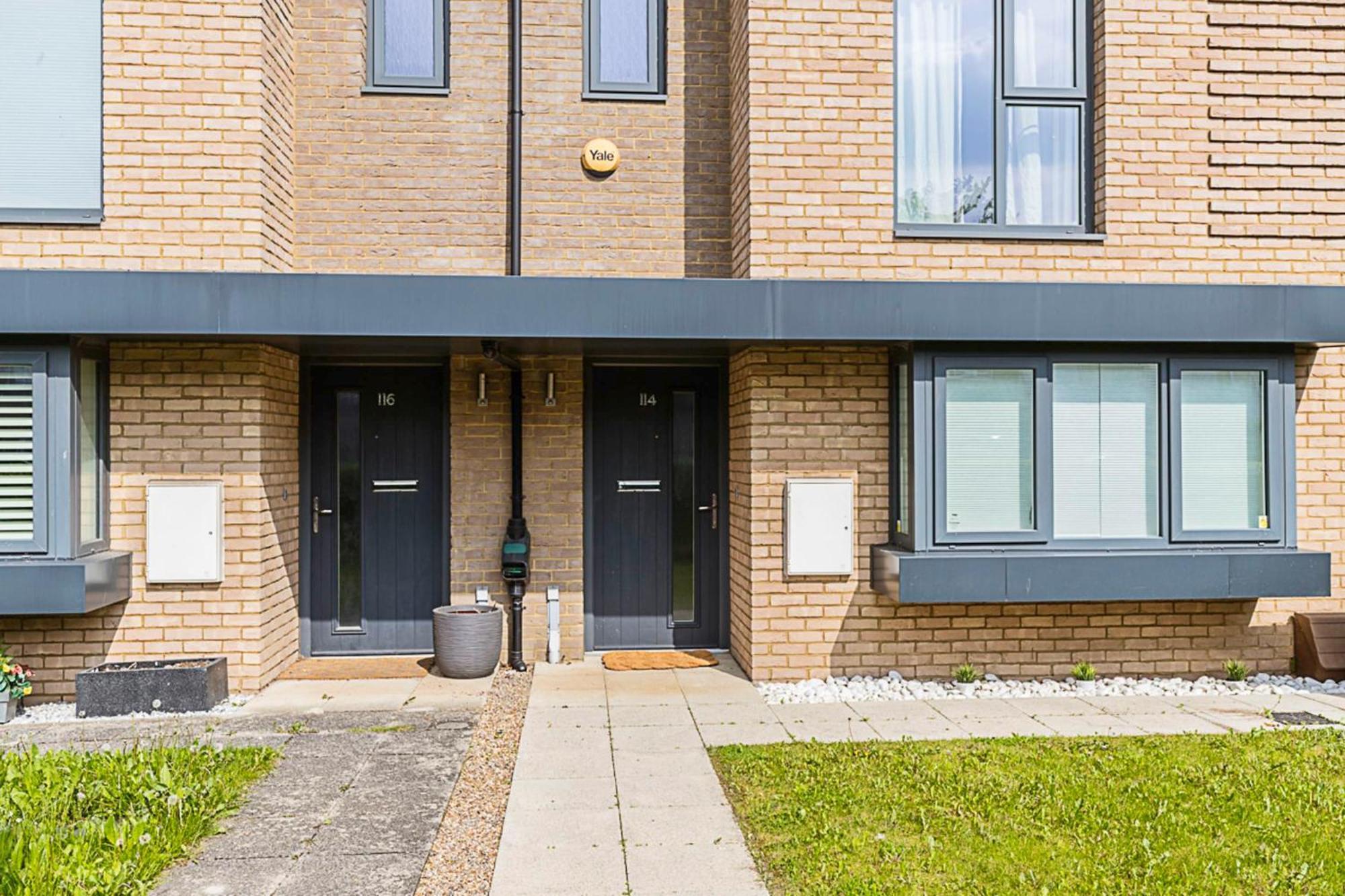 Semi-detached House With Modern Bespoke Interior Hébergement de vacances Londres