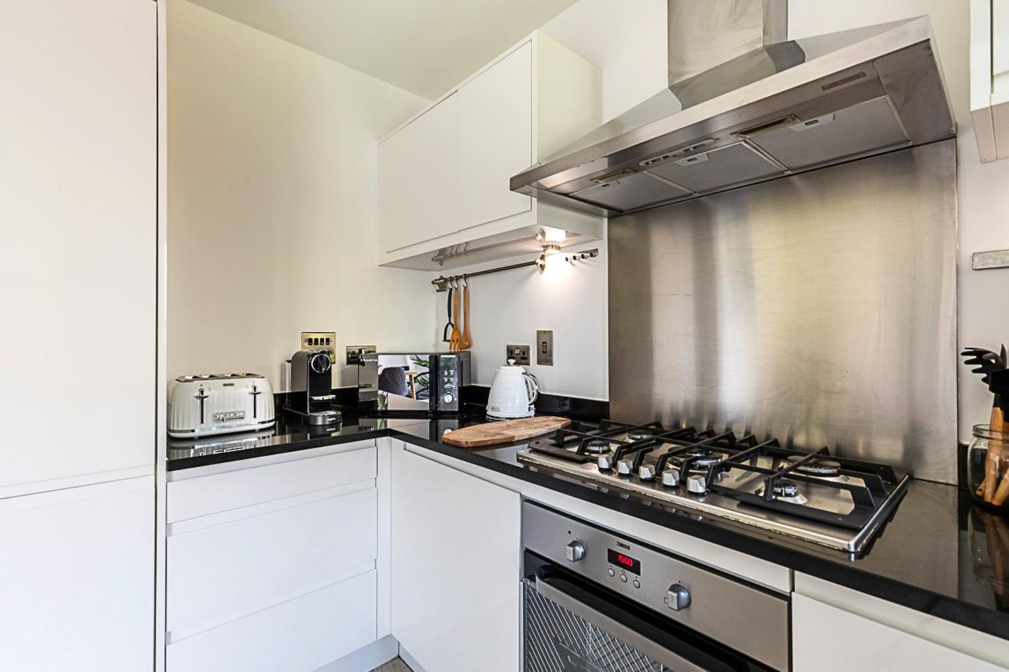 Semi-detached House With Modern Bespoke Interior * Londres
