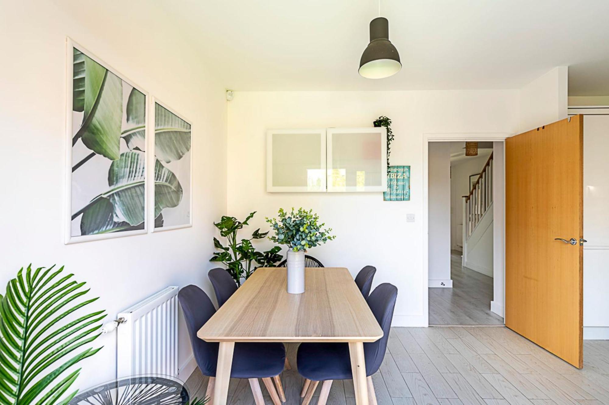 Semi-detached House With Modern Bespoke Interior Hébergement de vacances