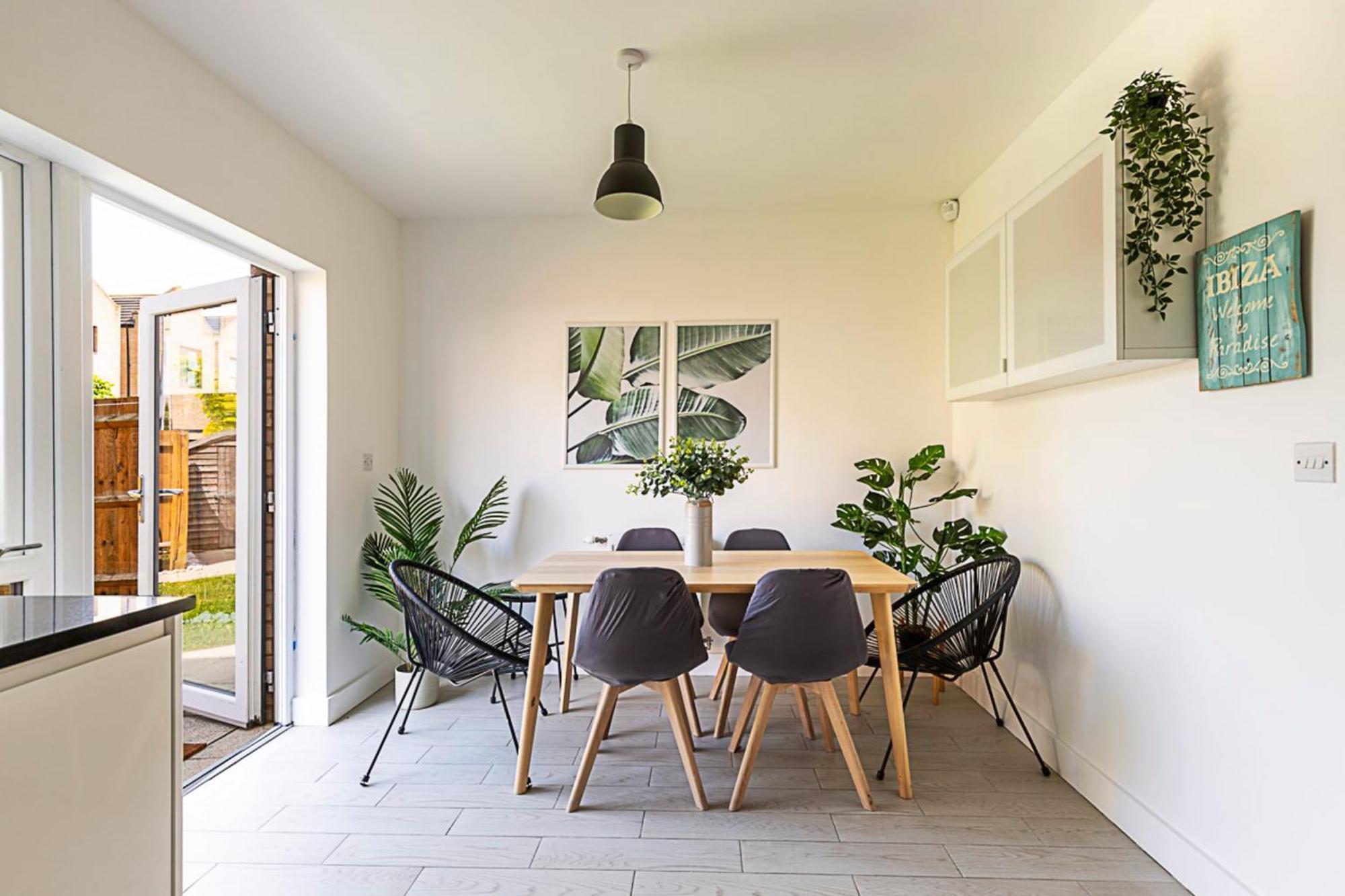 Semi-detached House With Modern Bespoke Interior Hébergement de vacances Londres