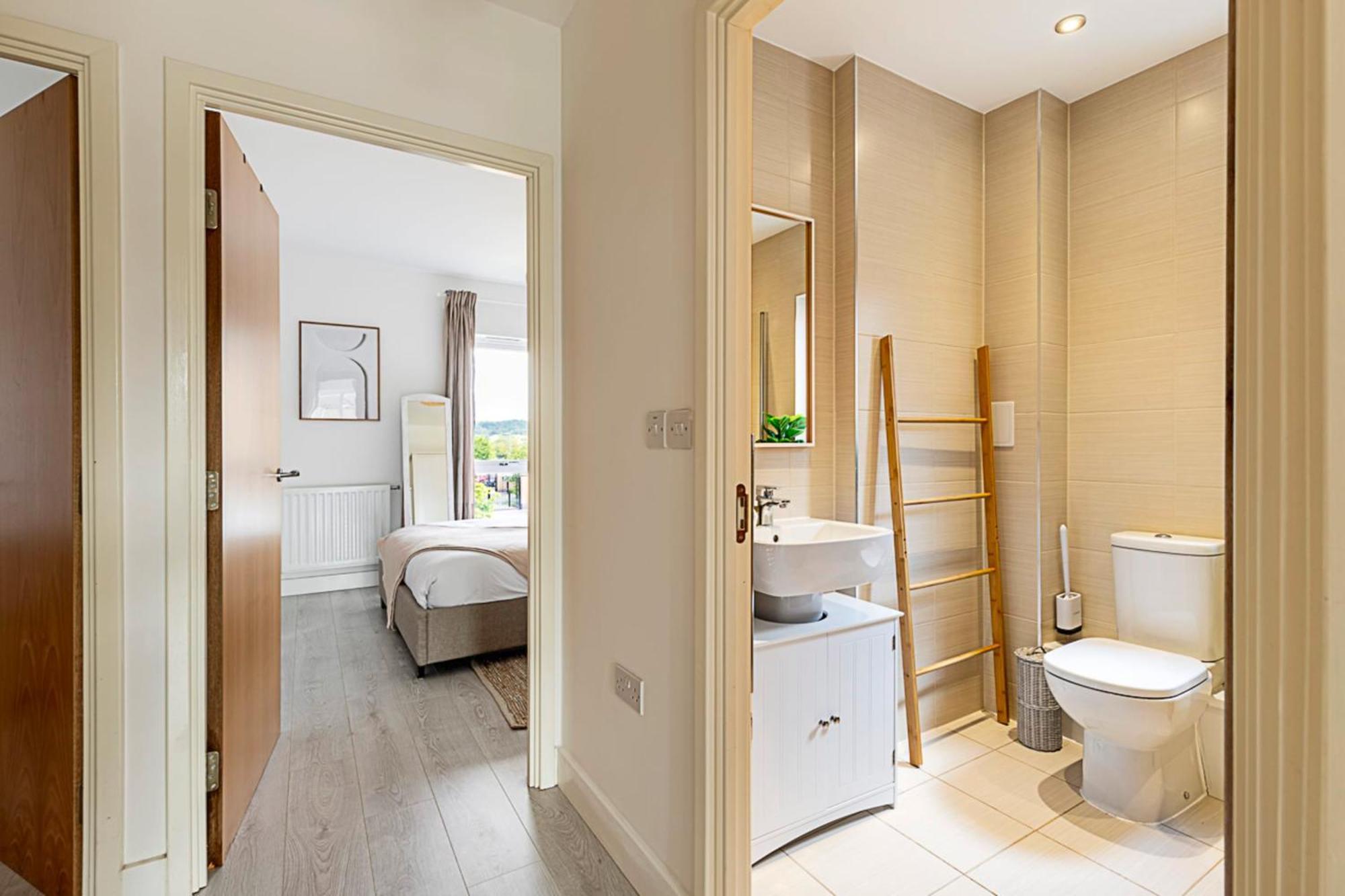 Semi-detached House With Modern Bespoke Interior Londres
