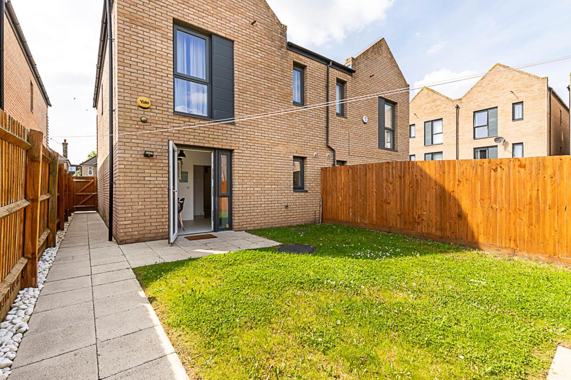 Semi-detached House With Modern Bespoke Interior Londres