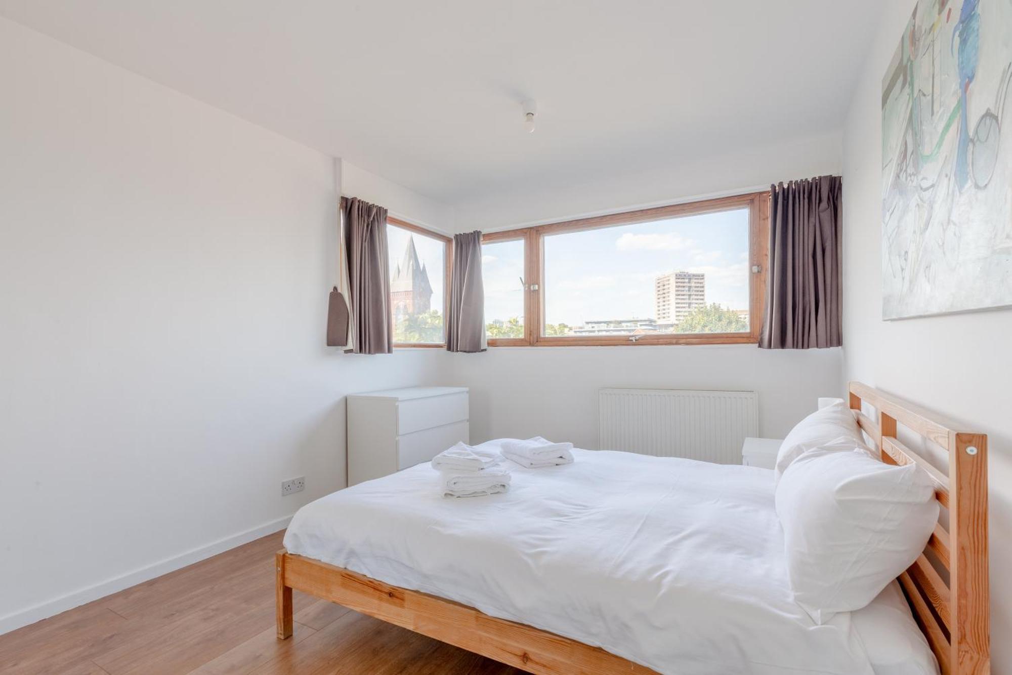 Unique Spacious Central 3 Bedroom With Rooftop Terrace *