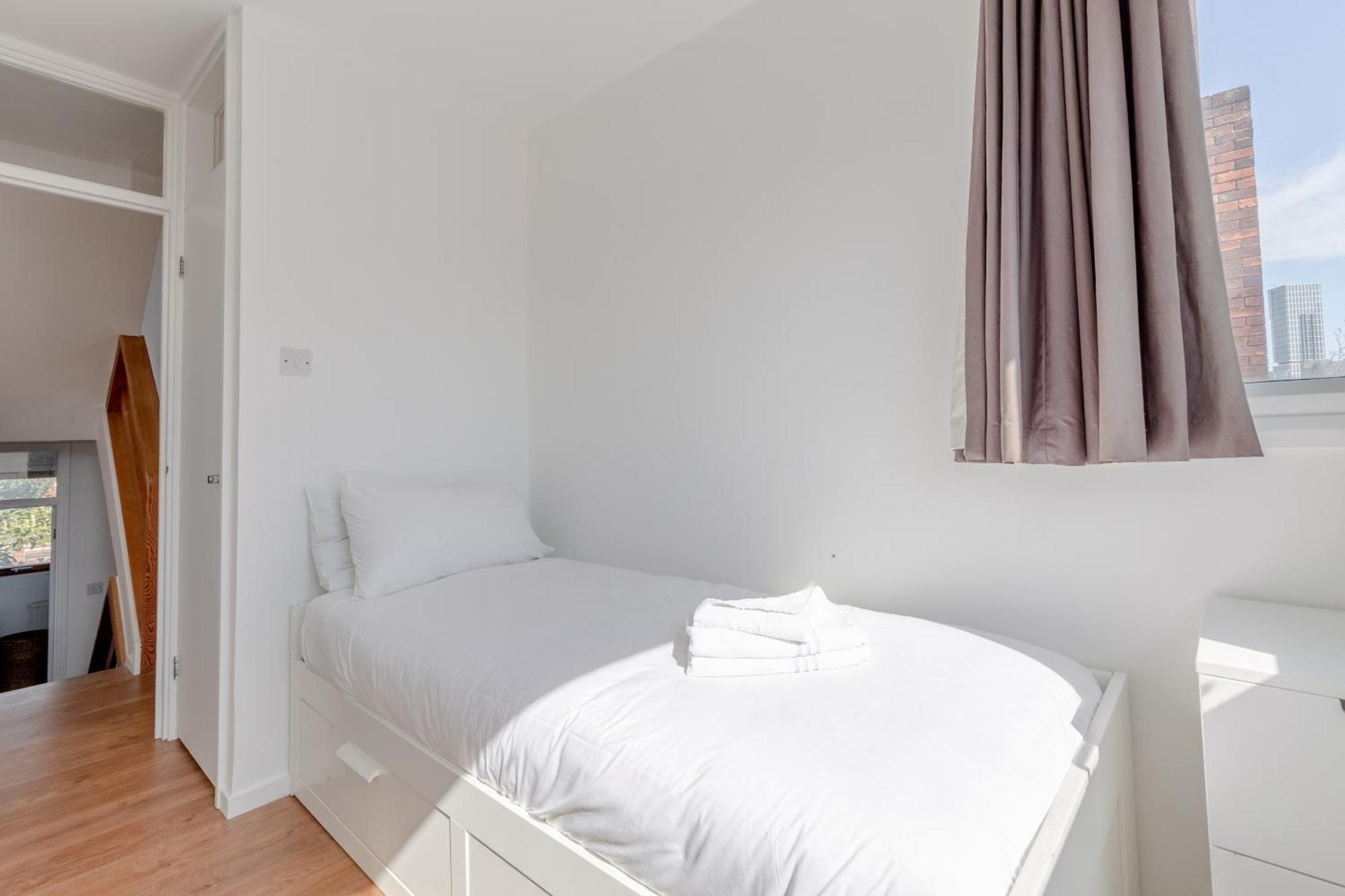 Unique Spacious Central 3 Bedroom With Rooftop Terrace