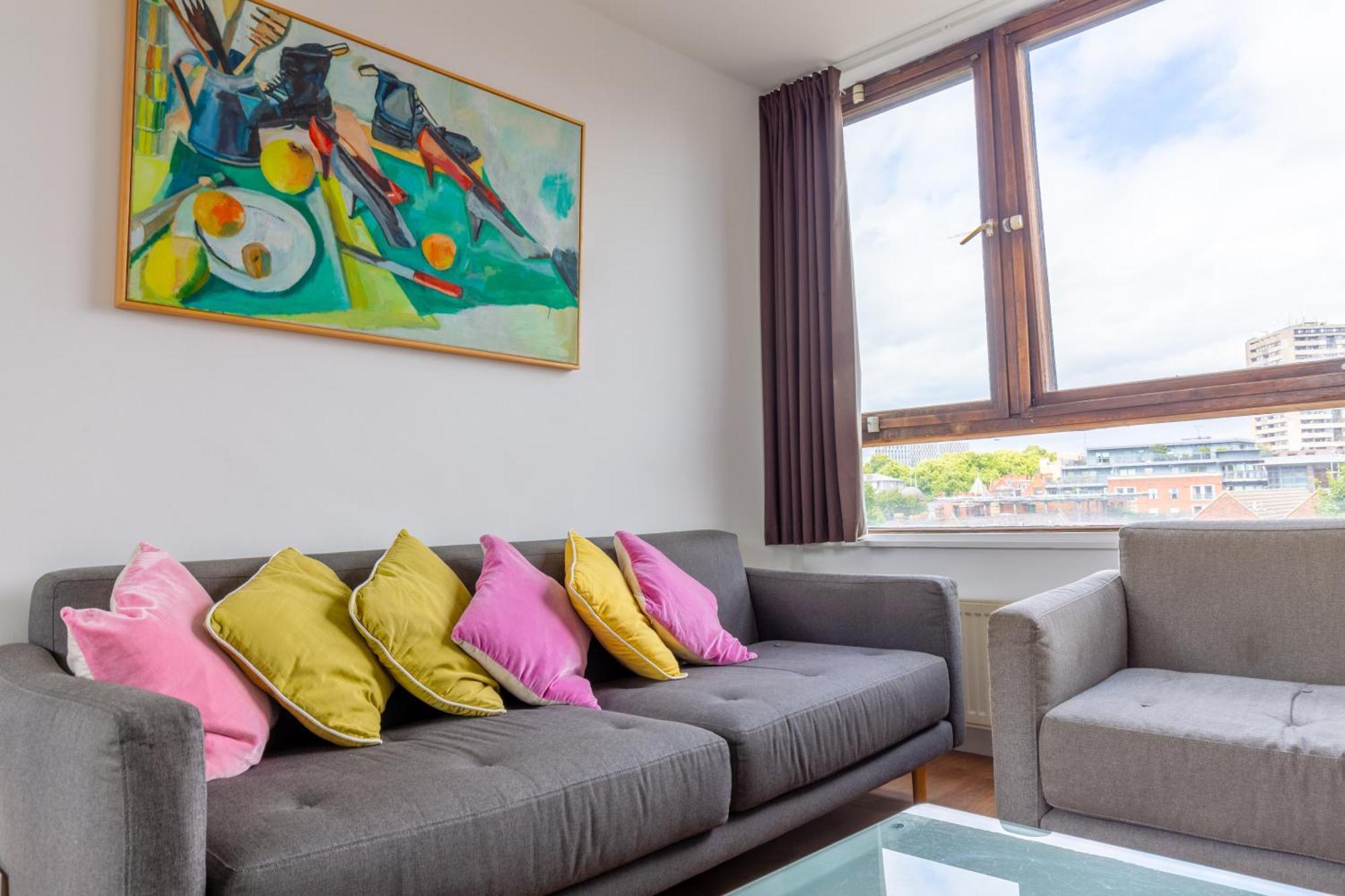 Unique Spacious Central 3 Bedroom With Rooftop Terrace *