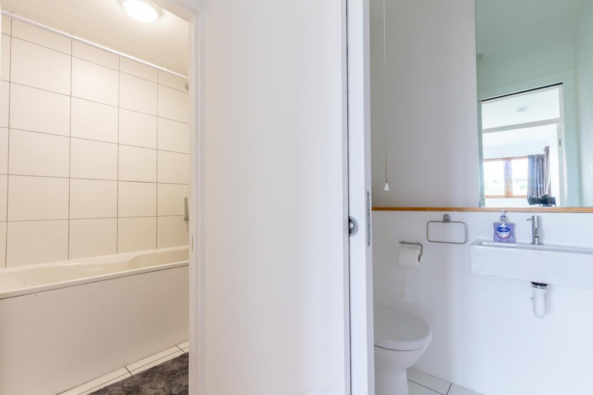 Unique Spacious Central 3 Bedroom With Rooftop Terrace *
