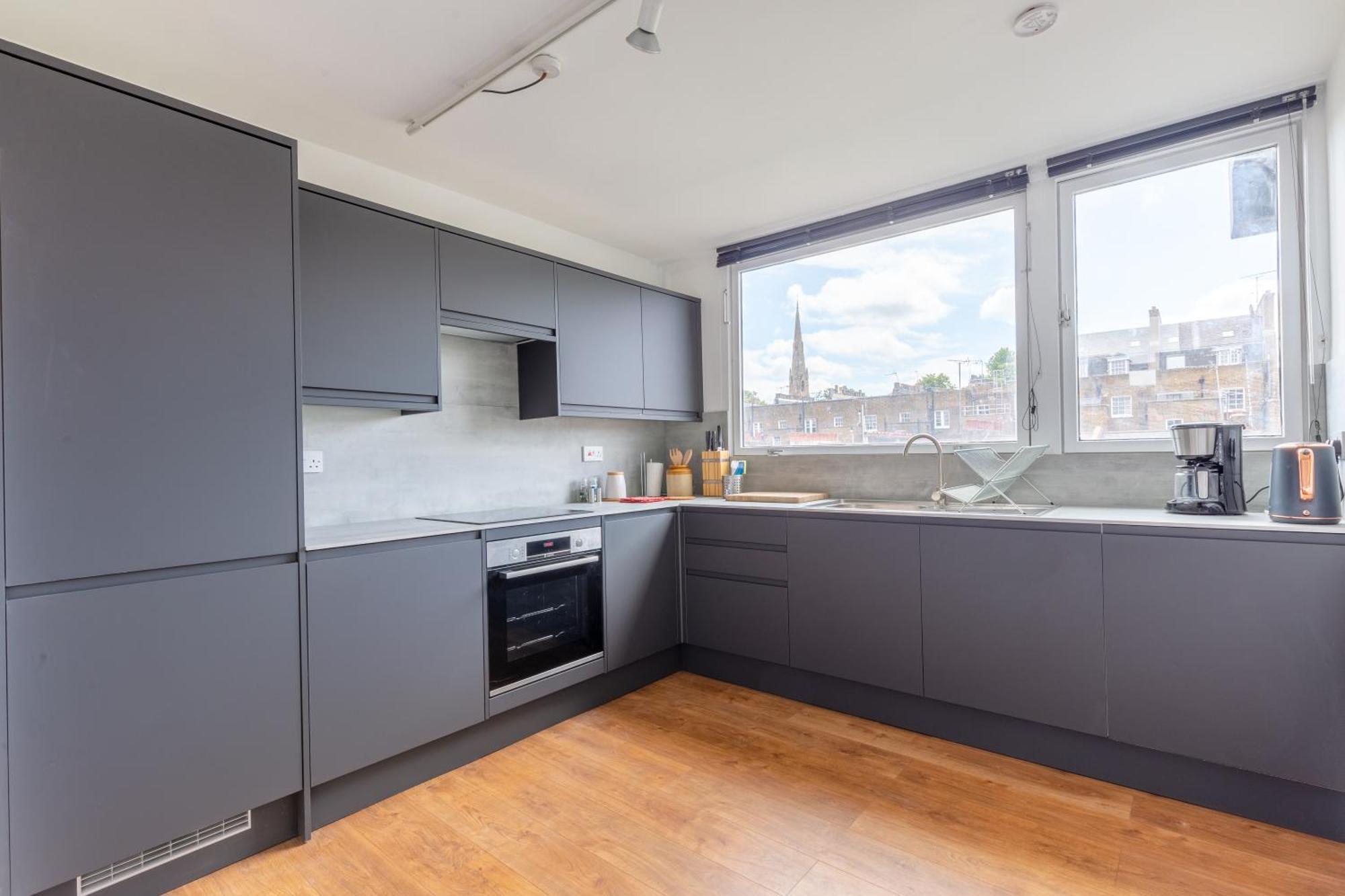 Unique Spacious Central 3 Bedroom With Rooftop Terrace *