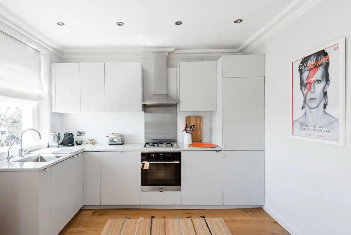 Notting Hill On Tree-lined Street Near Tube Stations * Londres
