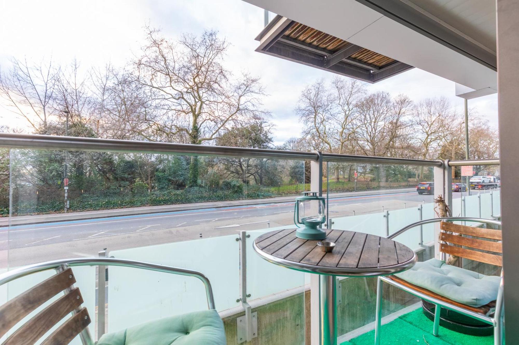 Minimal With Views Over Battersea Park Appartement