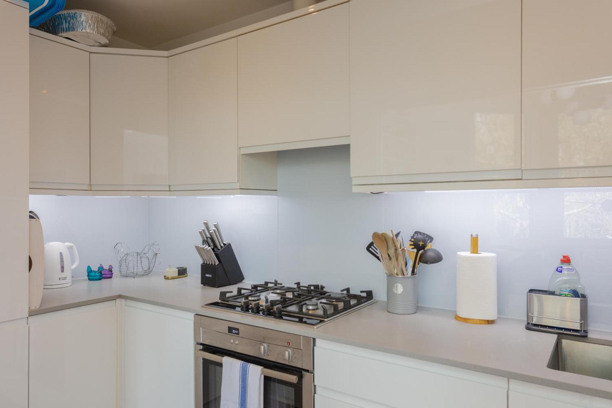 Newly Renovated 3 Bedroom In North West * Londres