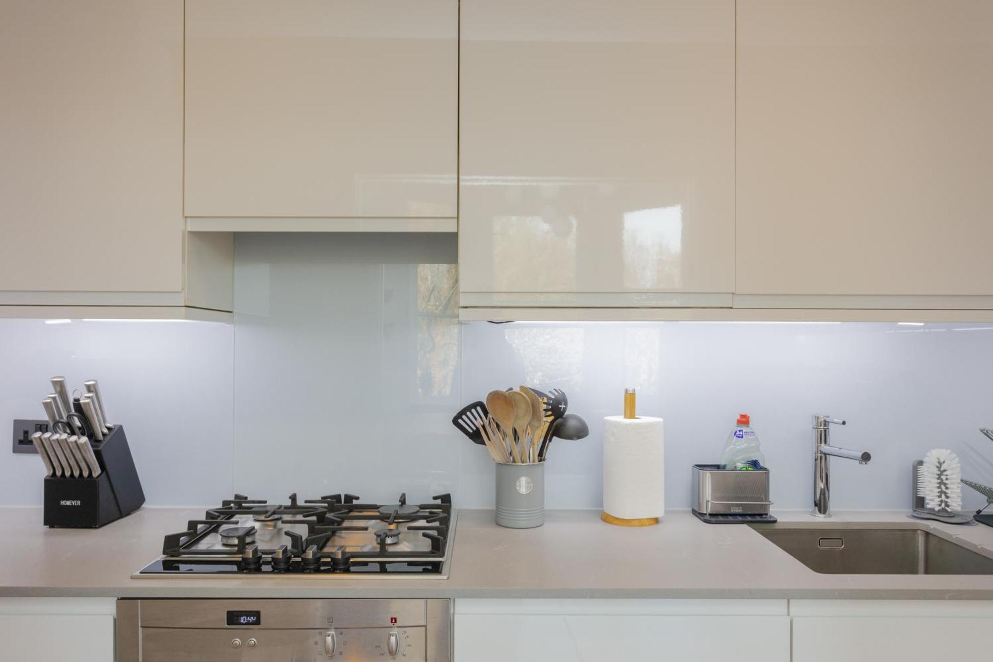 Newly Renovated 3 Bedroom In North West * Londres