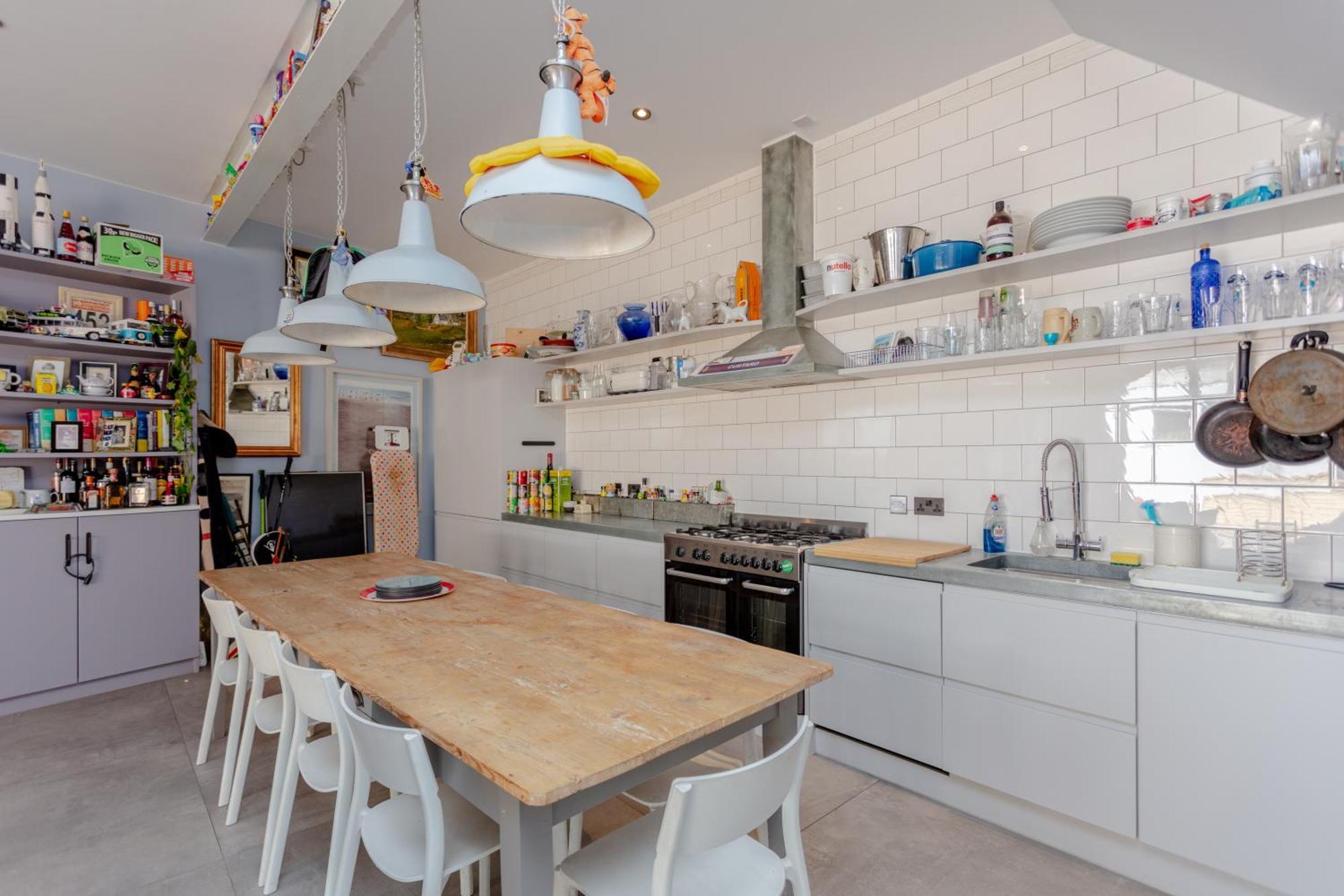 Contemporary 2 Bedroom House In Vibrant Shepherds Bush *
