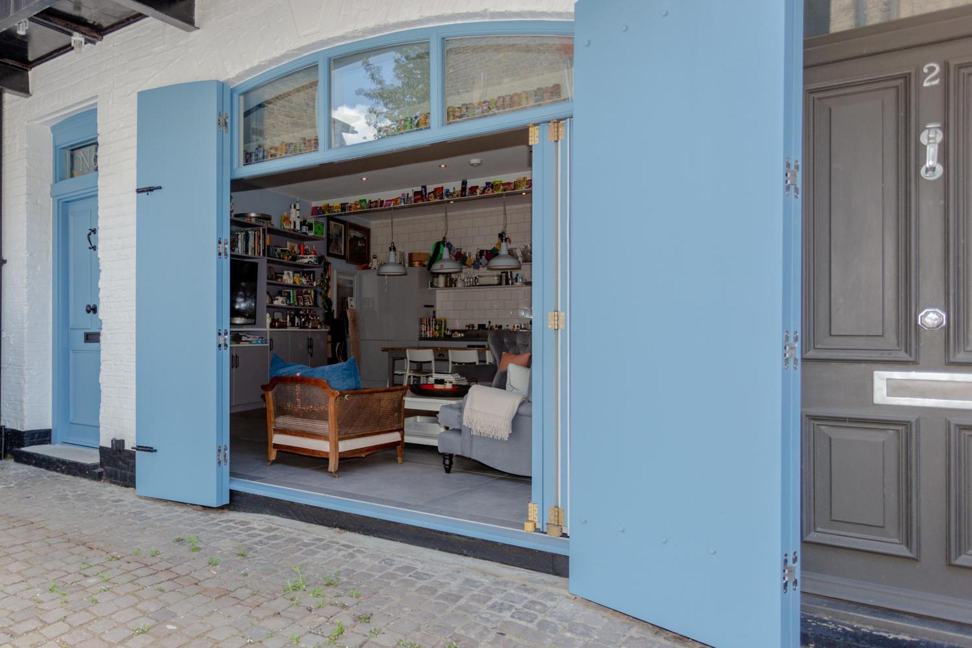 Contemporary 2 Bedroom House In Vibrant Shepherds Bush