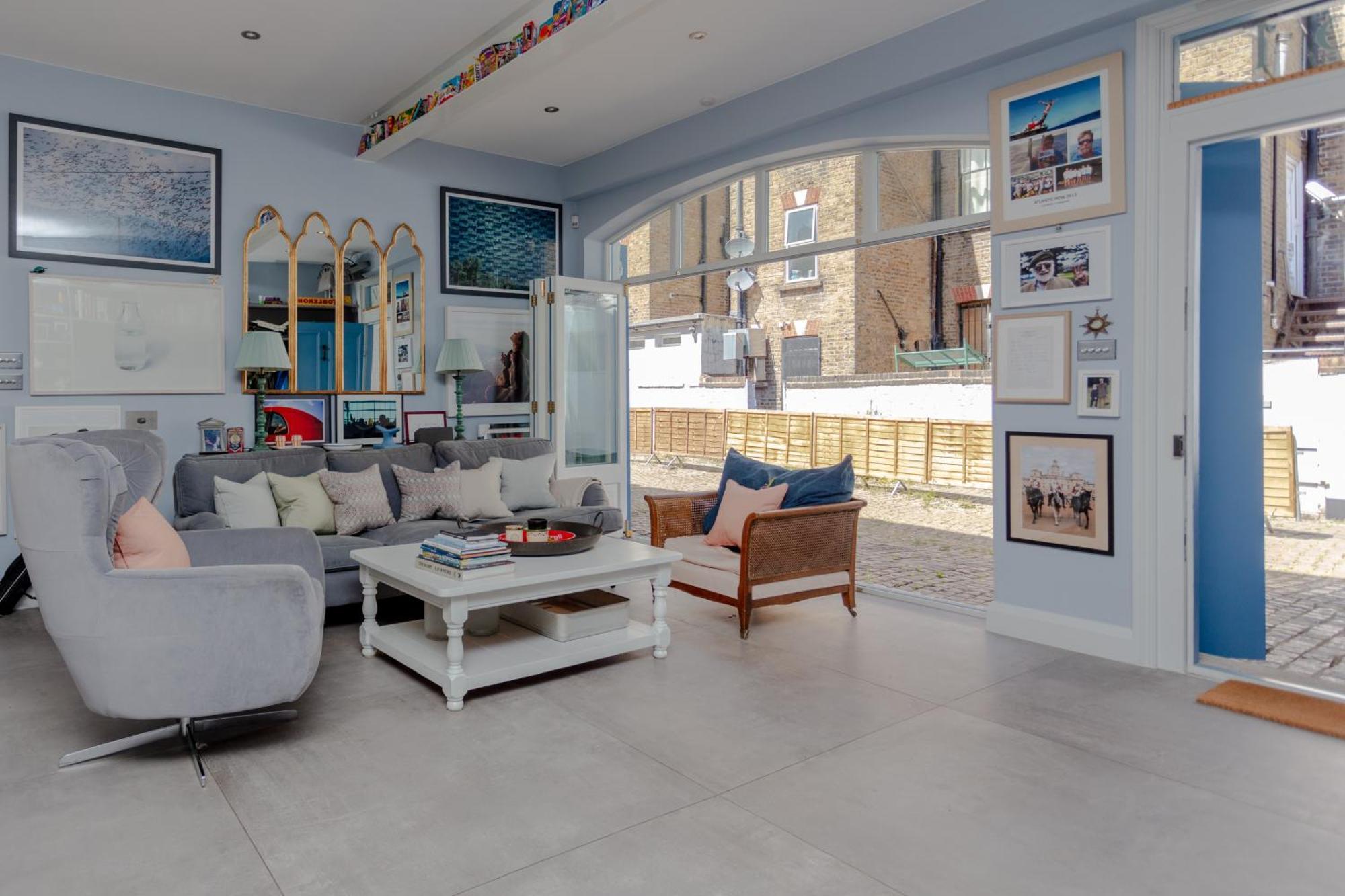 Contemporary 2 Bedroom House In Vibrant Shepherds Bush Londres