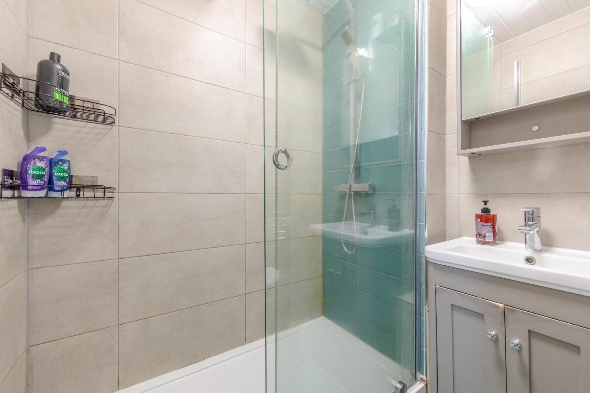 Spacious 3 Bedroom Flat In The Heart Of Shoreditch * Londen