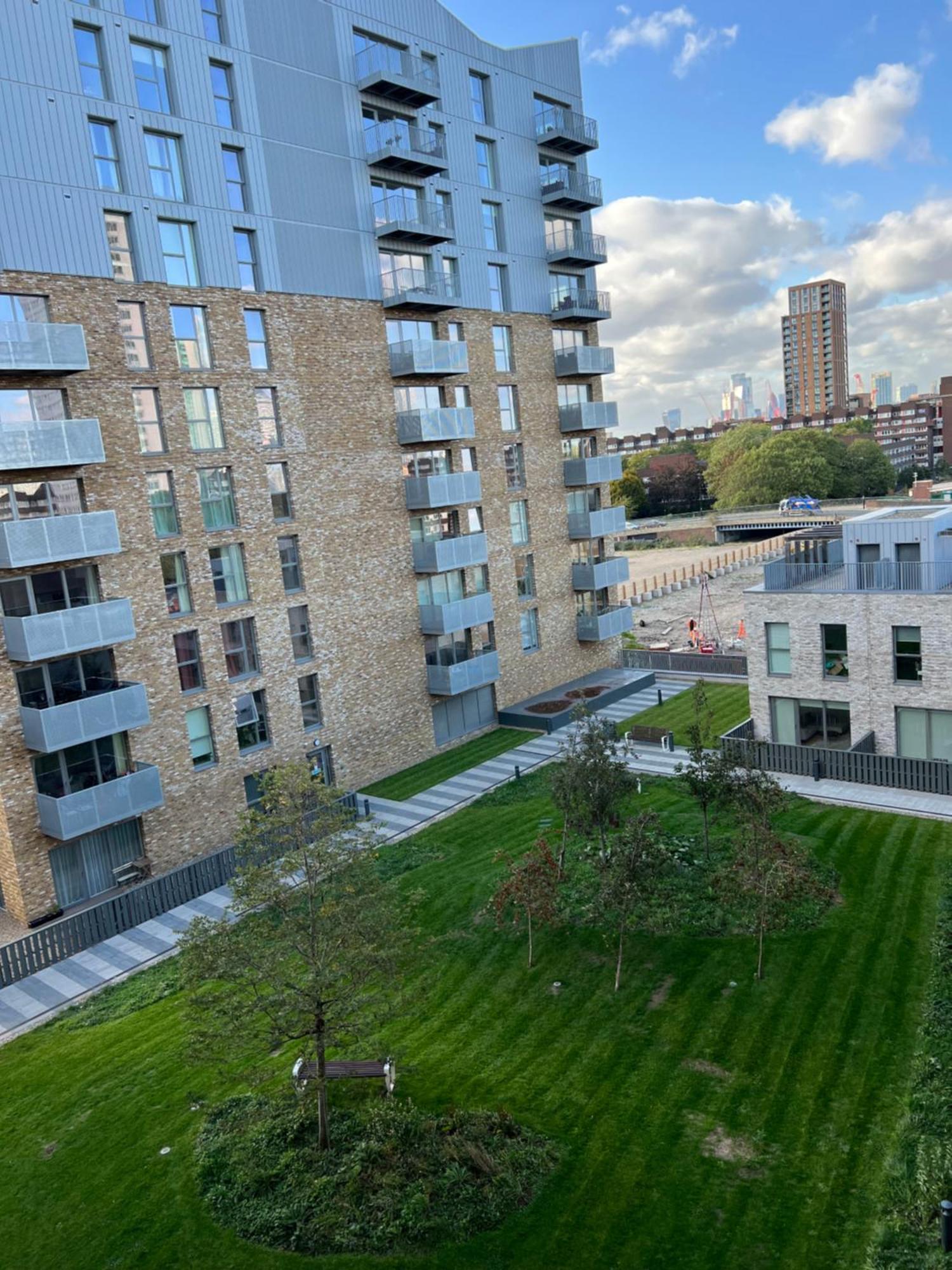 Modern 1 Bedroom With Balcony In Surrey Quays *