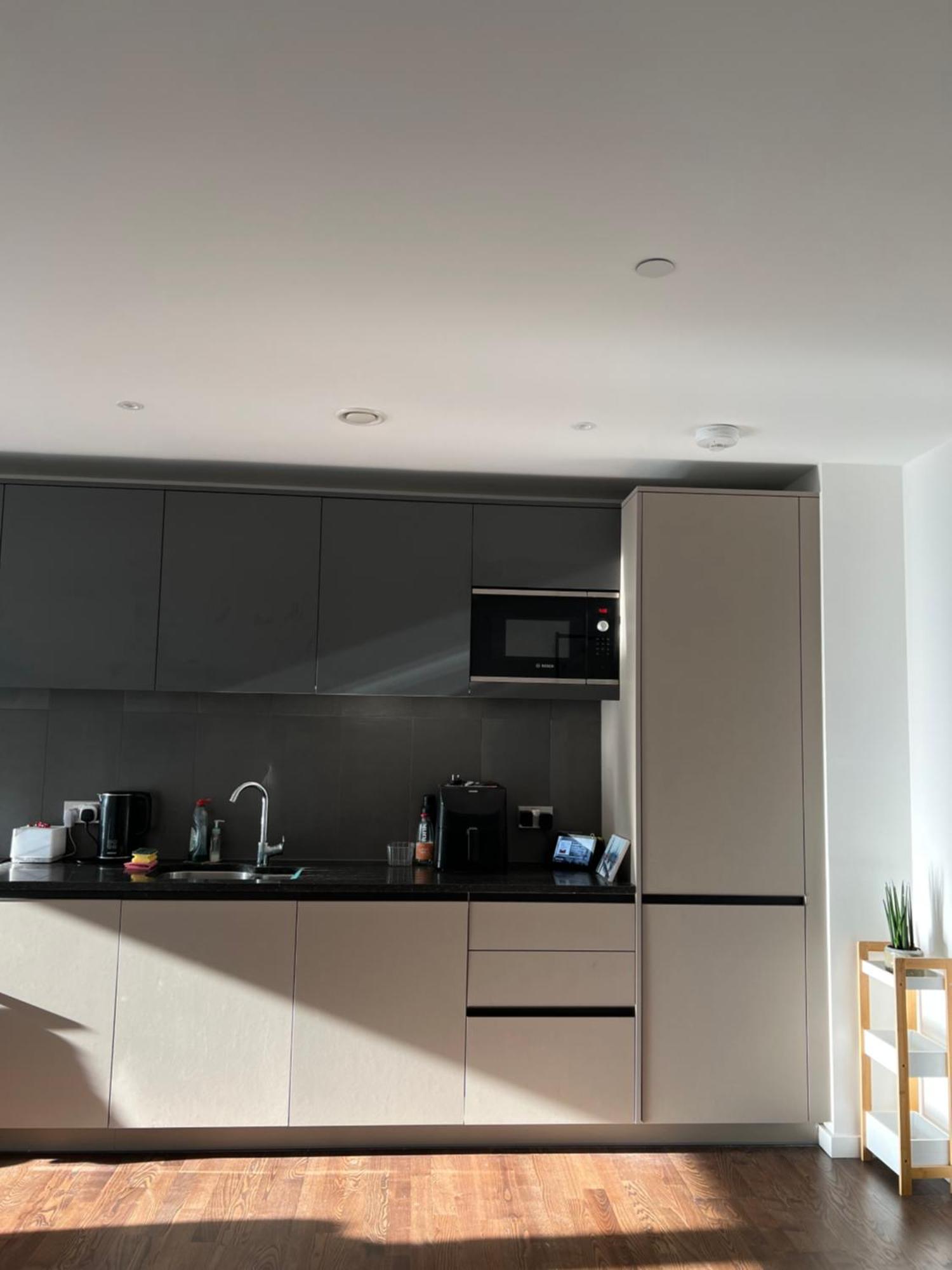 Modern 1 Bedroom With Balcony In Surrey Quays
