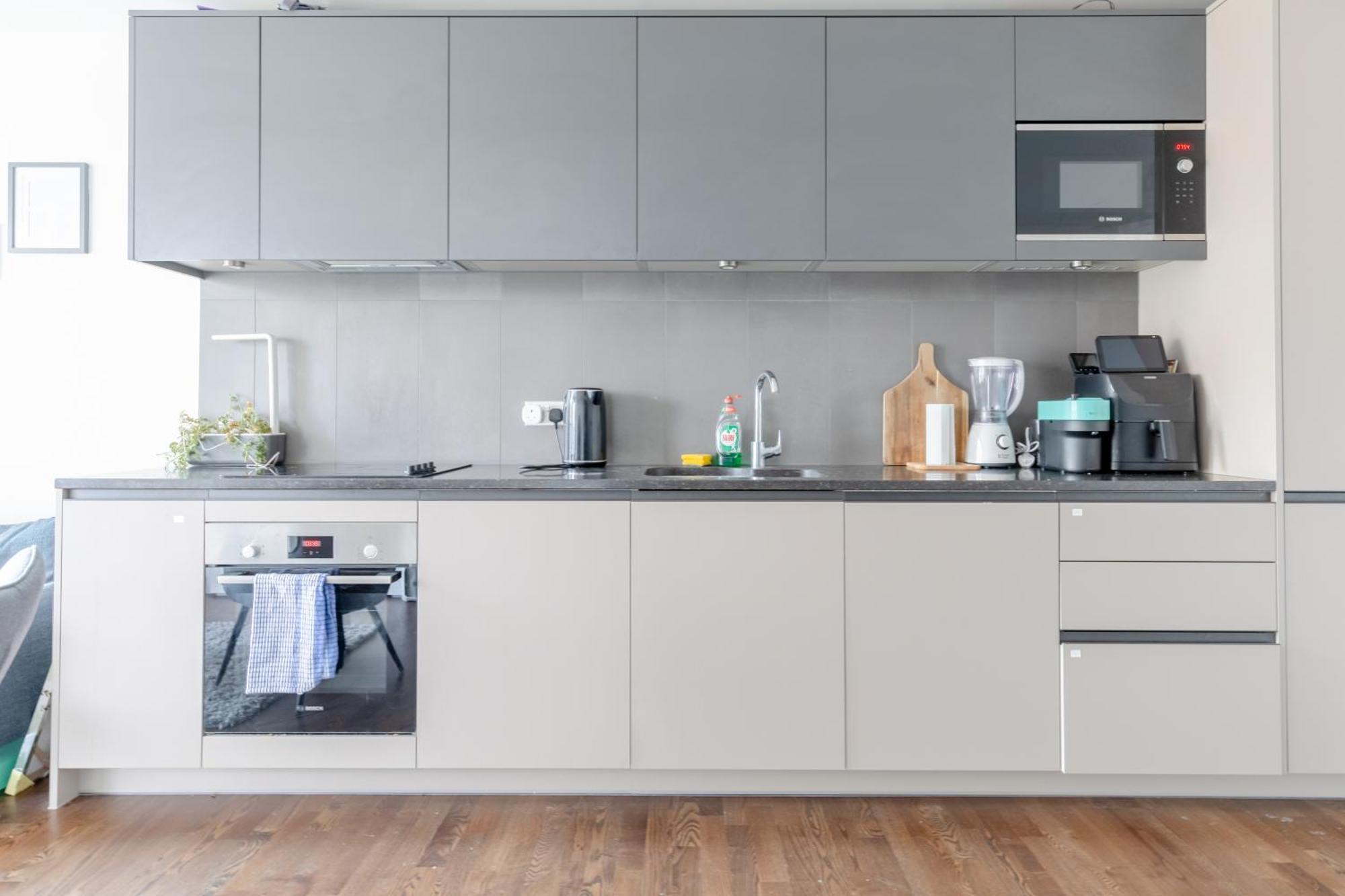 Modern 1 Bedroom With Balcony In Surrey Quays *