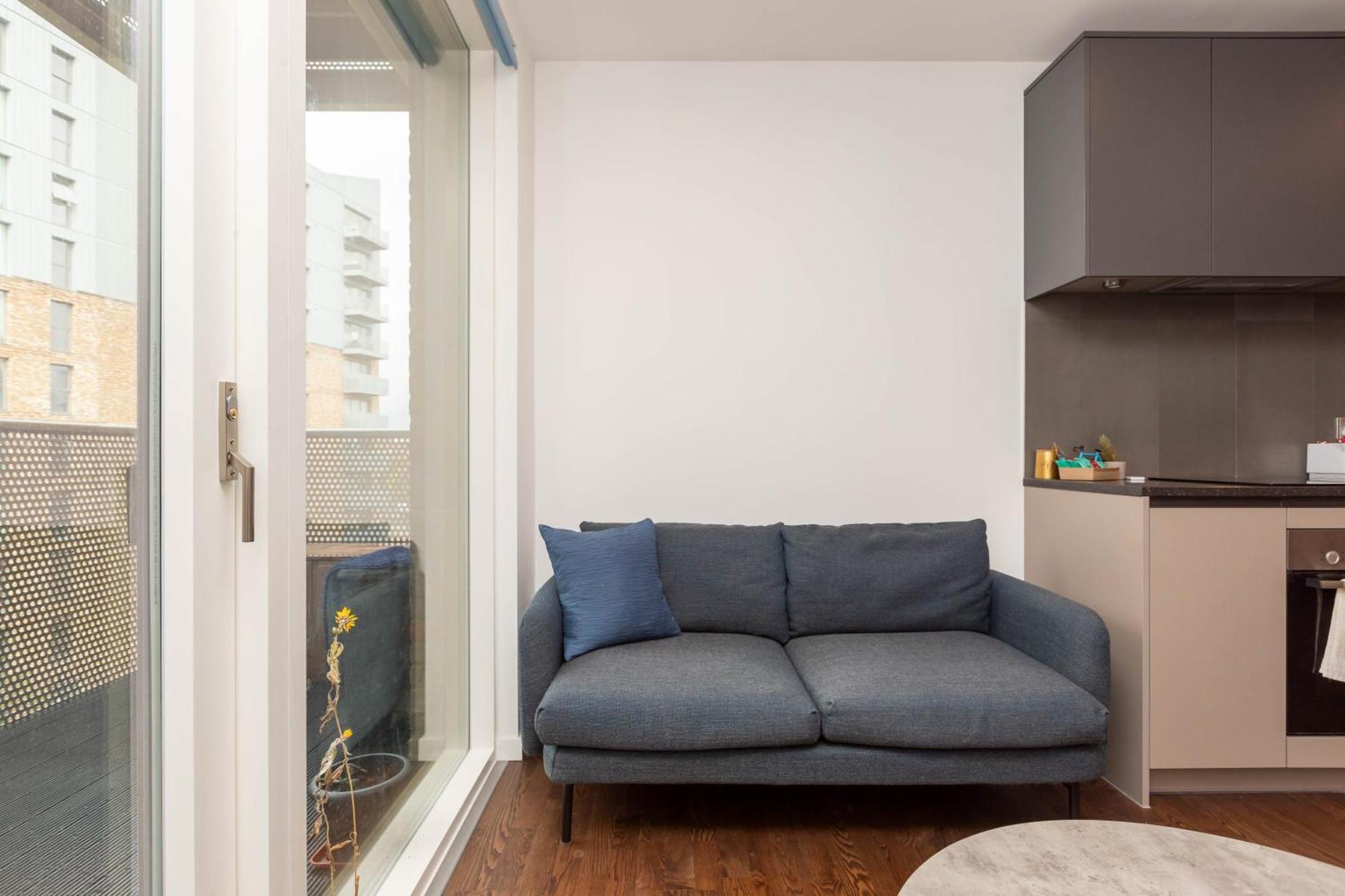 Modern 1 Bedroom With Balcony In Surrey Quays