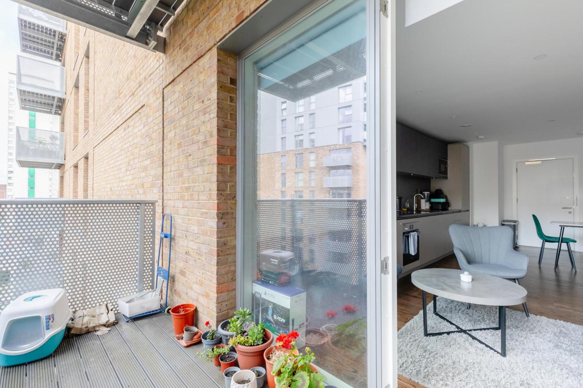 Modern 1 Bedroom With Balcony In Surrey Quays *