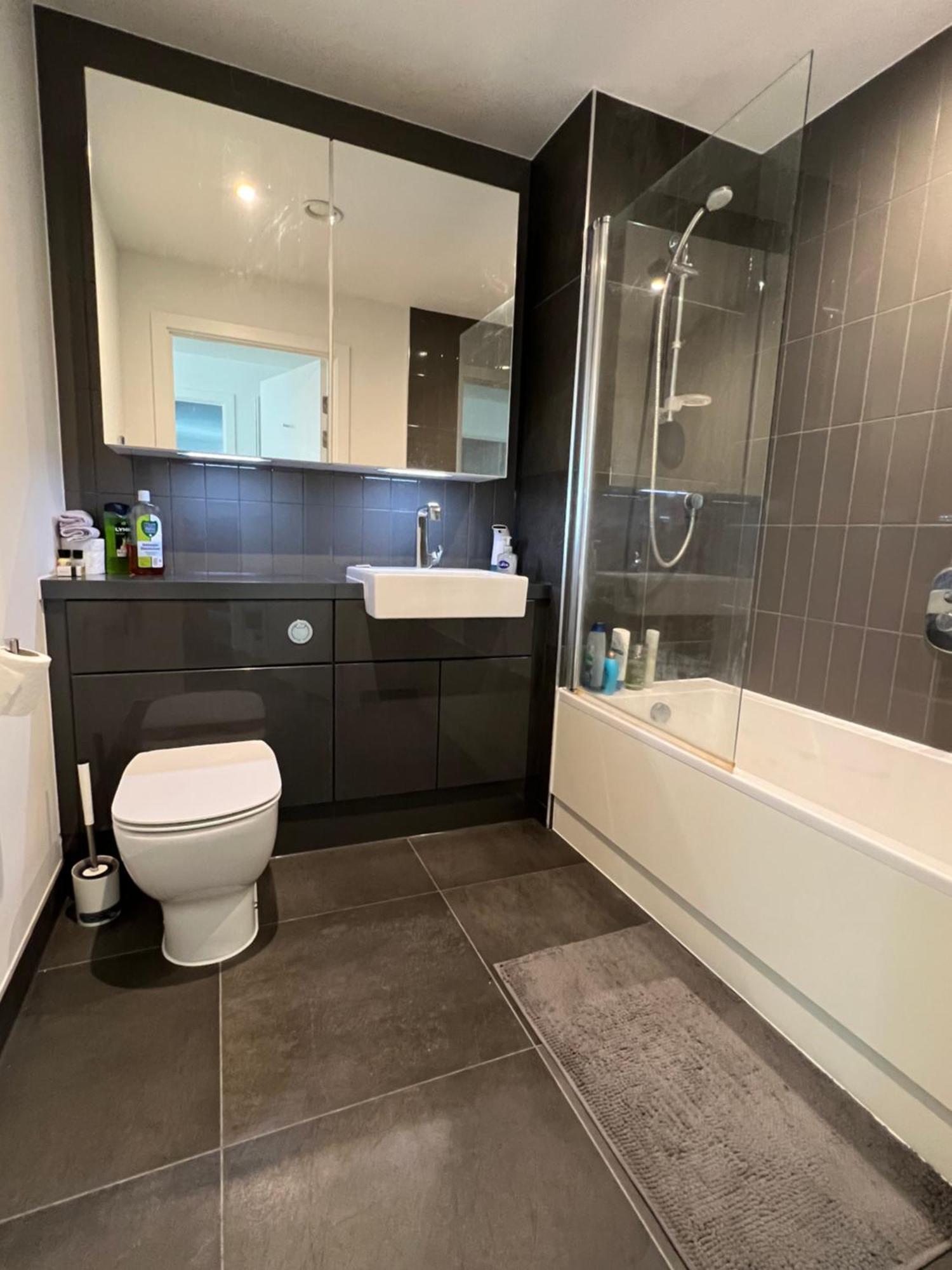 Modern 1 Bedroom With Balcony In Surrey Quays